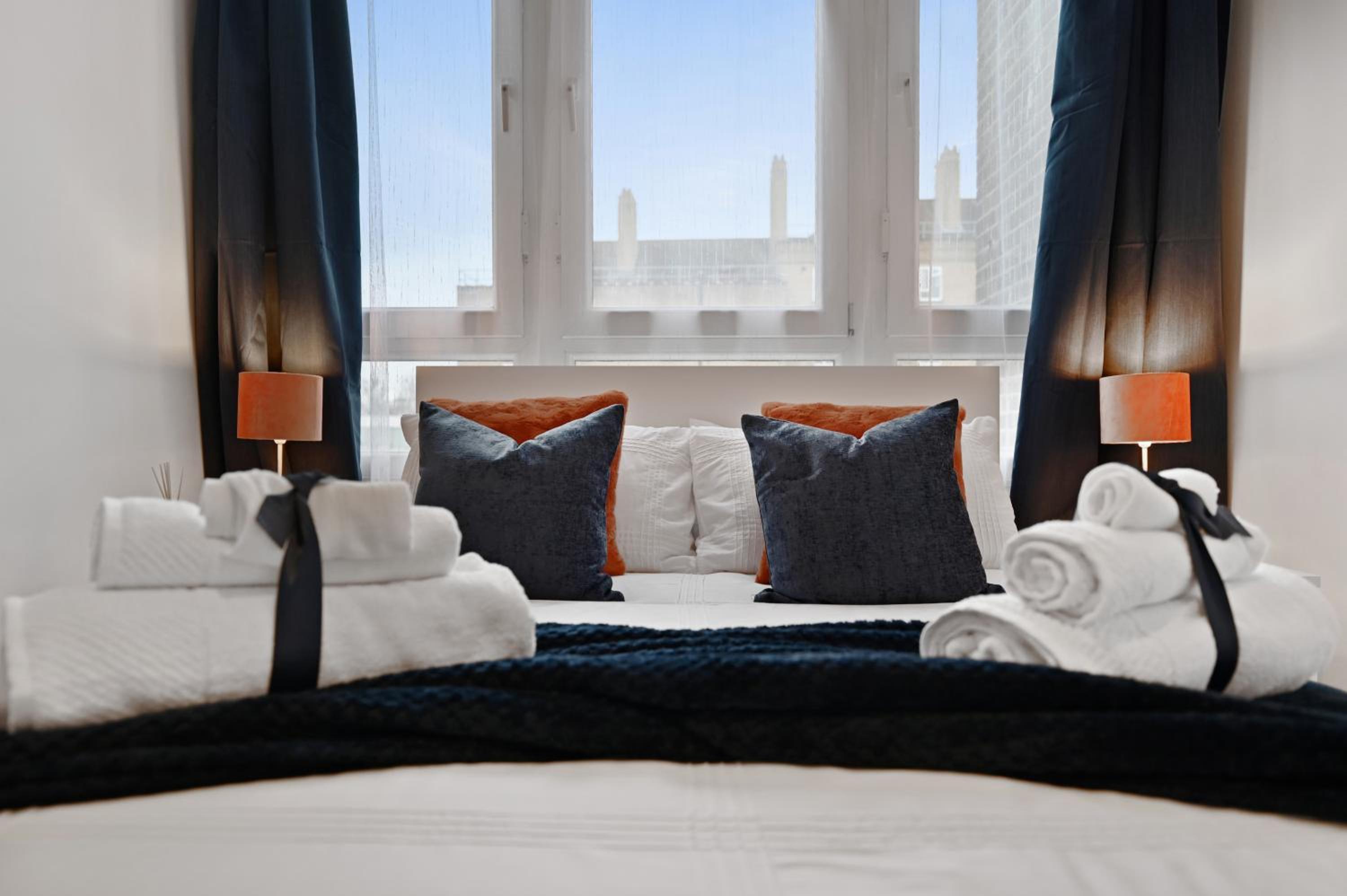 Chic 2-Bed Flat with Workspace, Balcony, Parking
