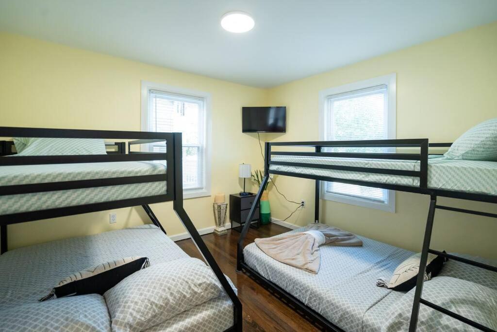 Stylish 4BR Boston Home Pet-Friendly near Savin Hill, I-93 & Red Line 30-1 view 3