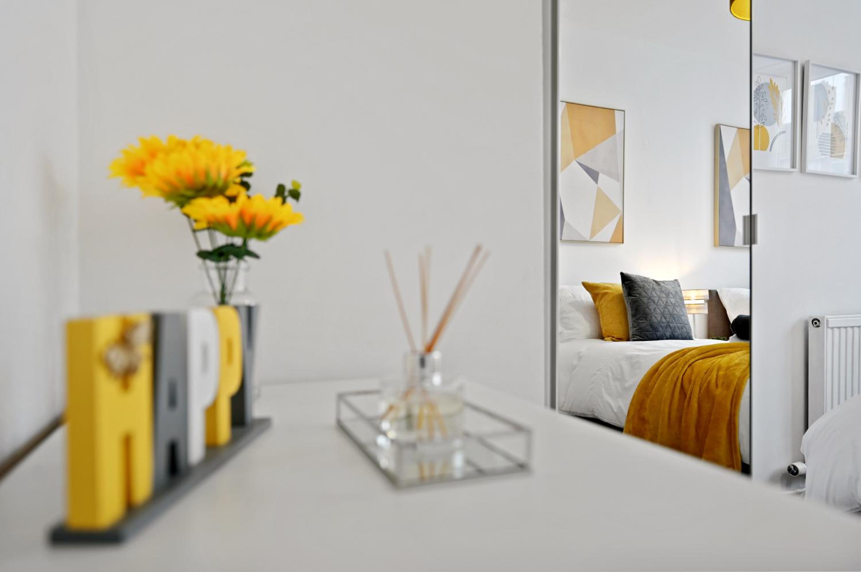 Chic 2-Bed Flat with Workspace, Balcony, Parking