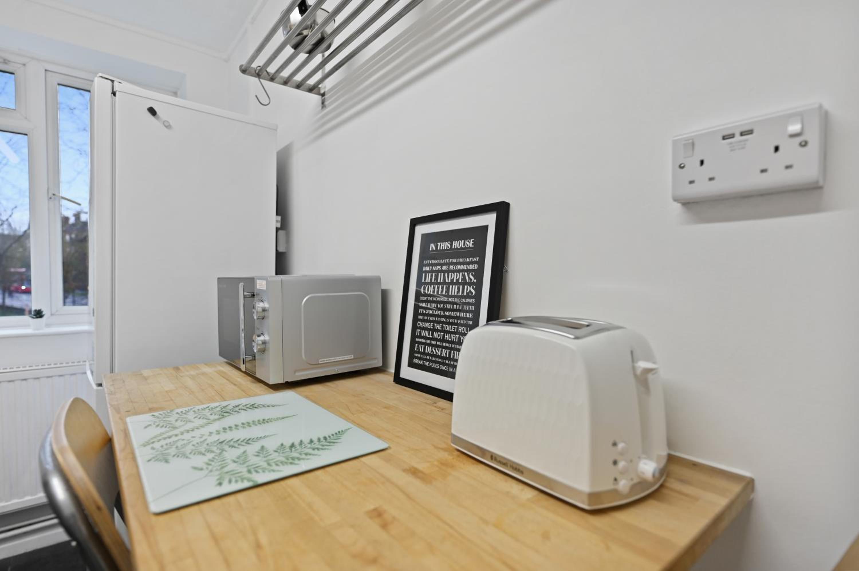 Chic 2-Bed Flat with Workspace, Balcony, Parking