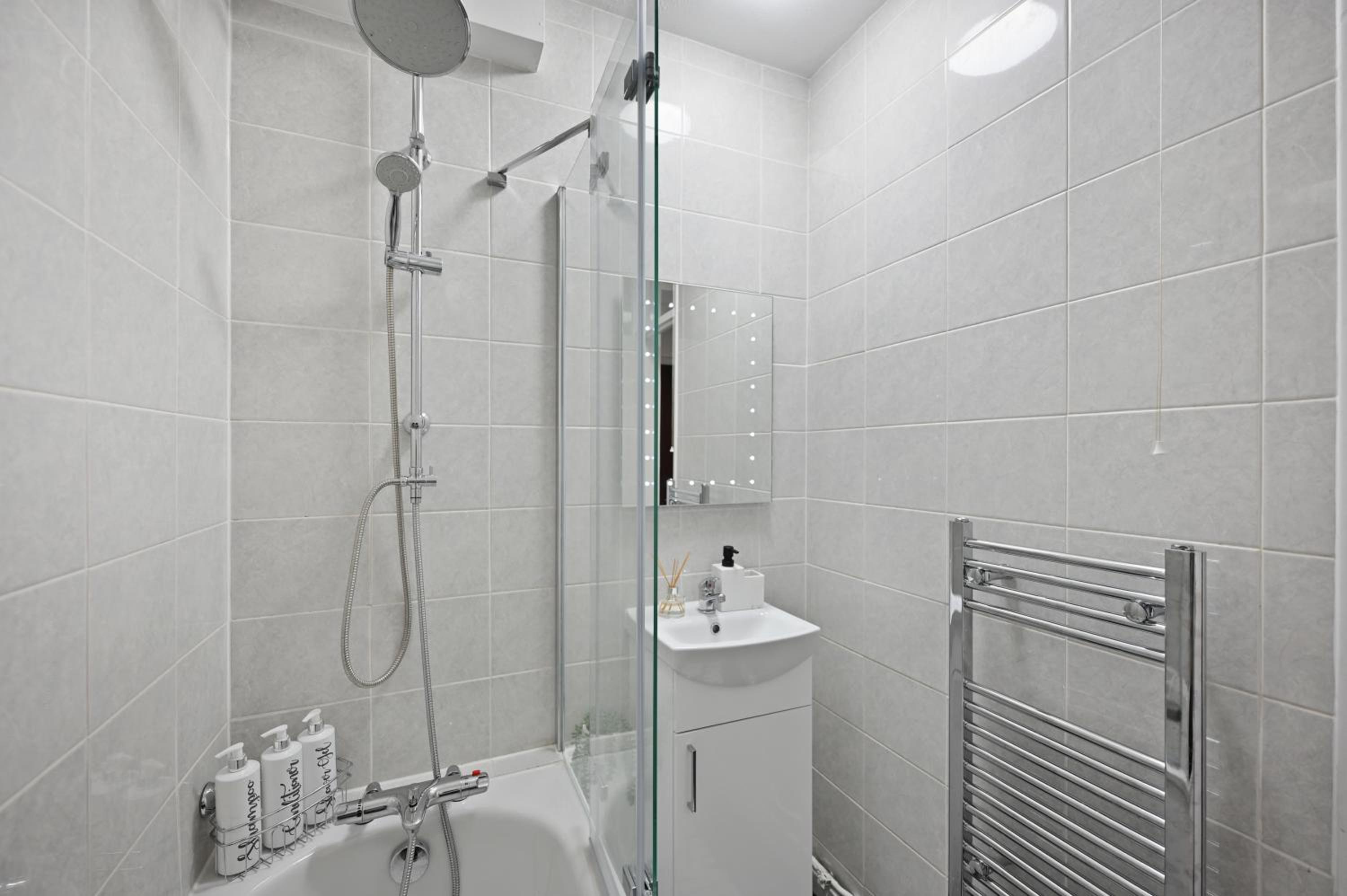 Chic 2-Bed Flat with Workspace, Balcony, Parking