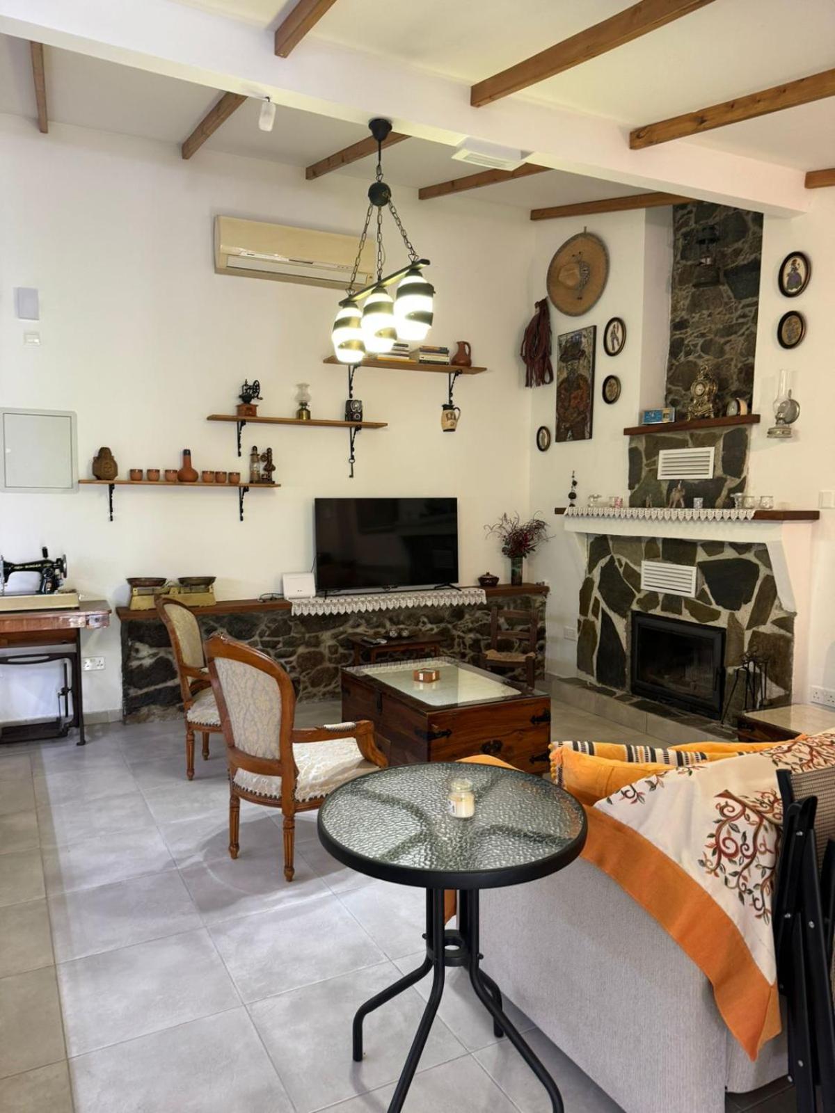 Maria's Paliomylos House