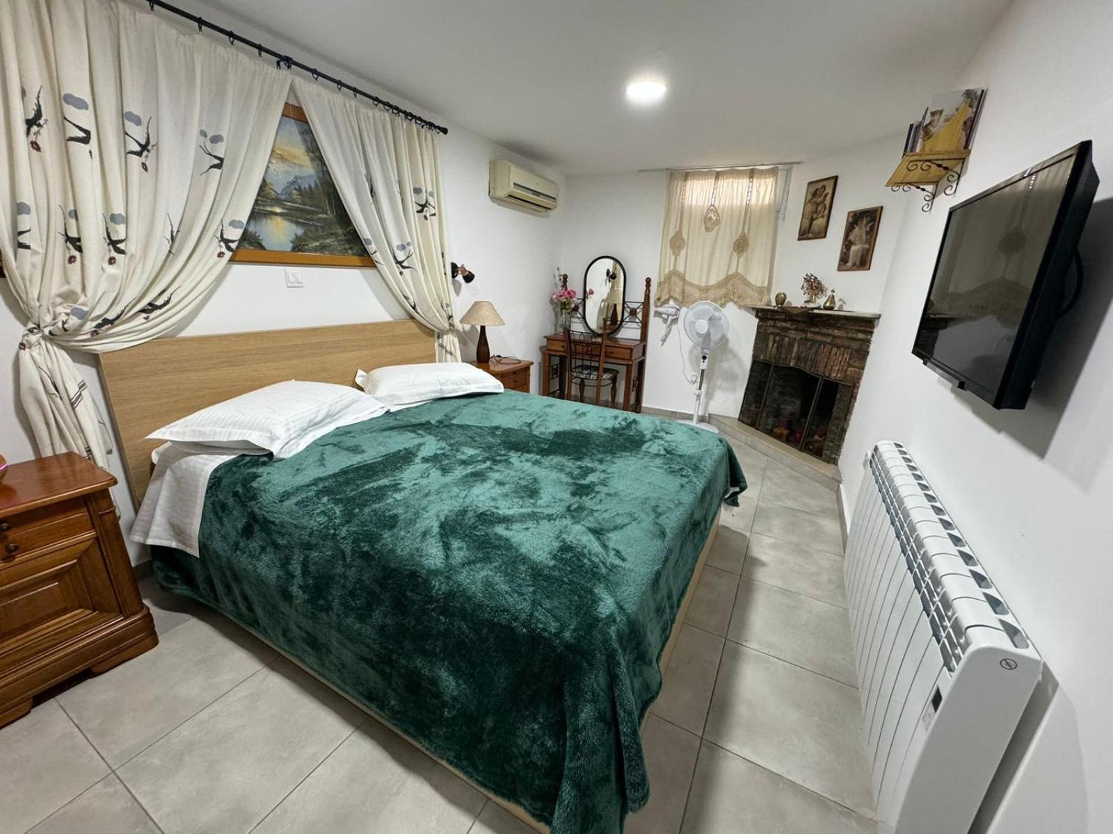 Maria's Paliomylos House
