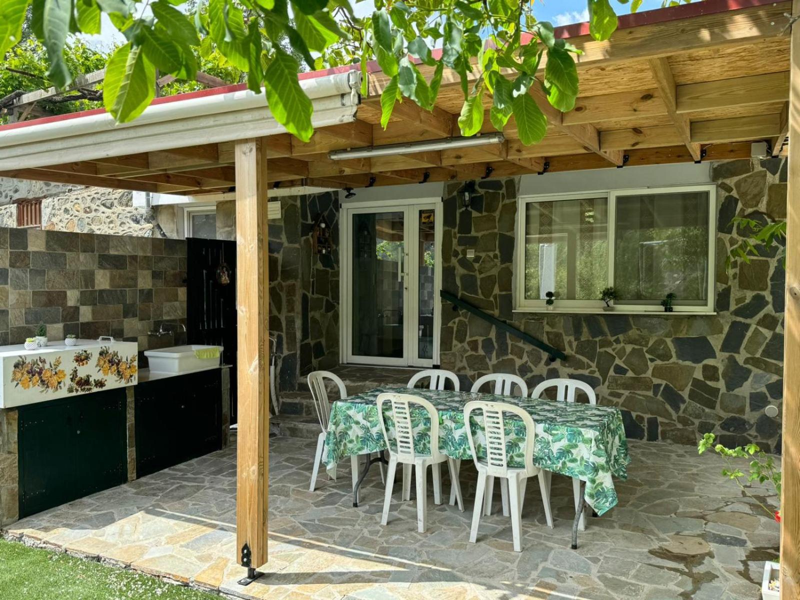 Maria's Paliomylos House