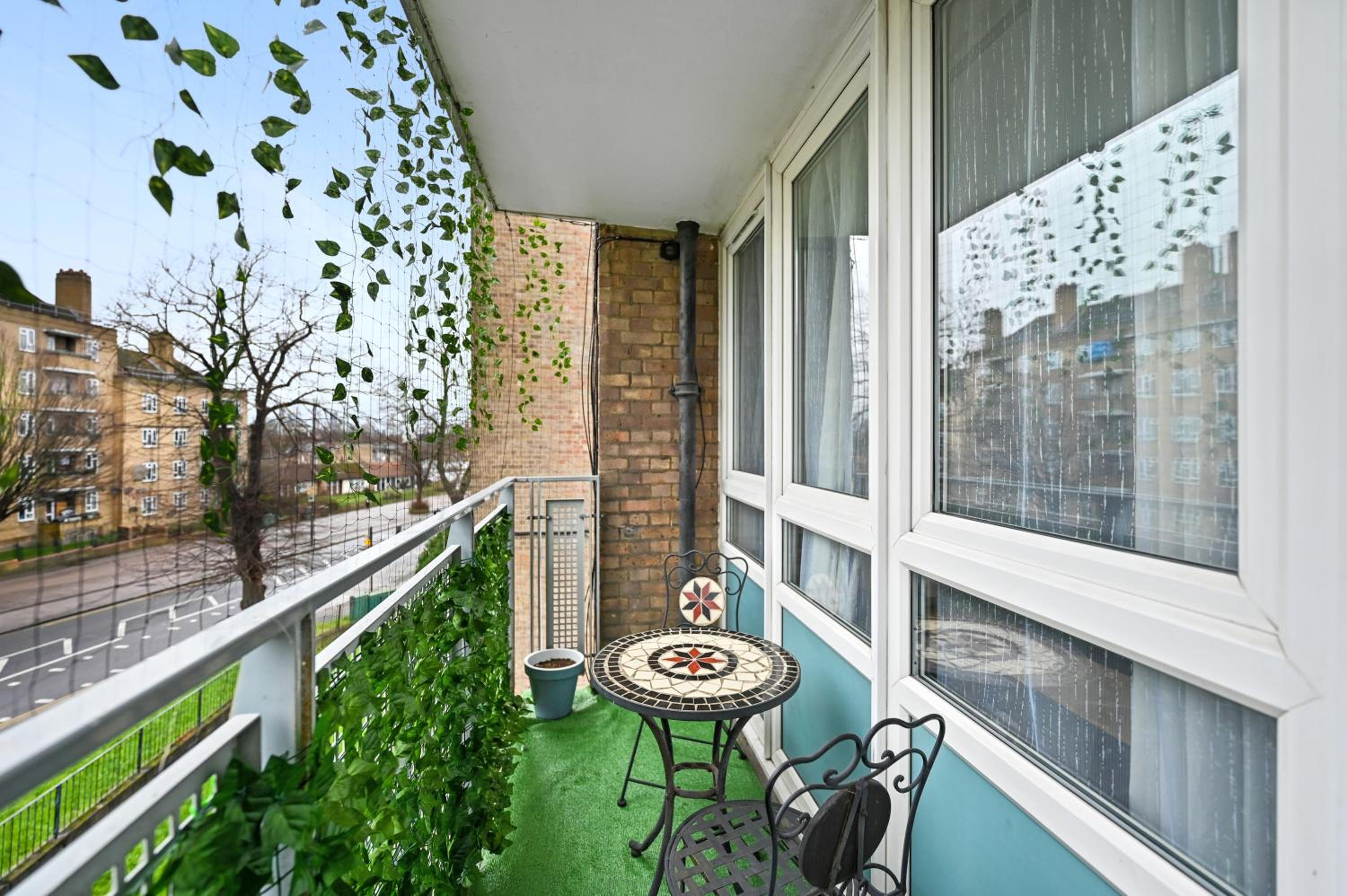 Chic 2-Bed Flat with Workspace, Balcony, Parking
