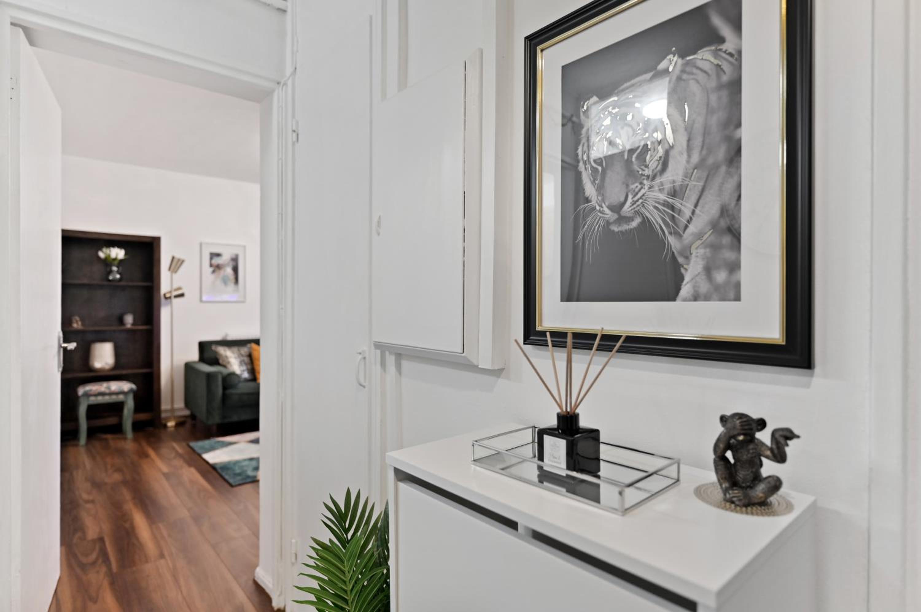 Chic 2-Bed Flat with Workspace, Balcony, Parking