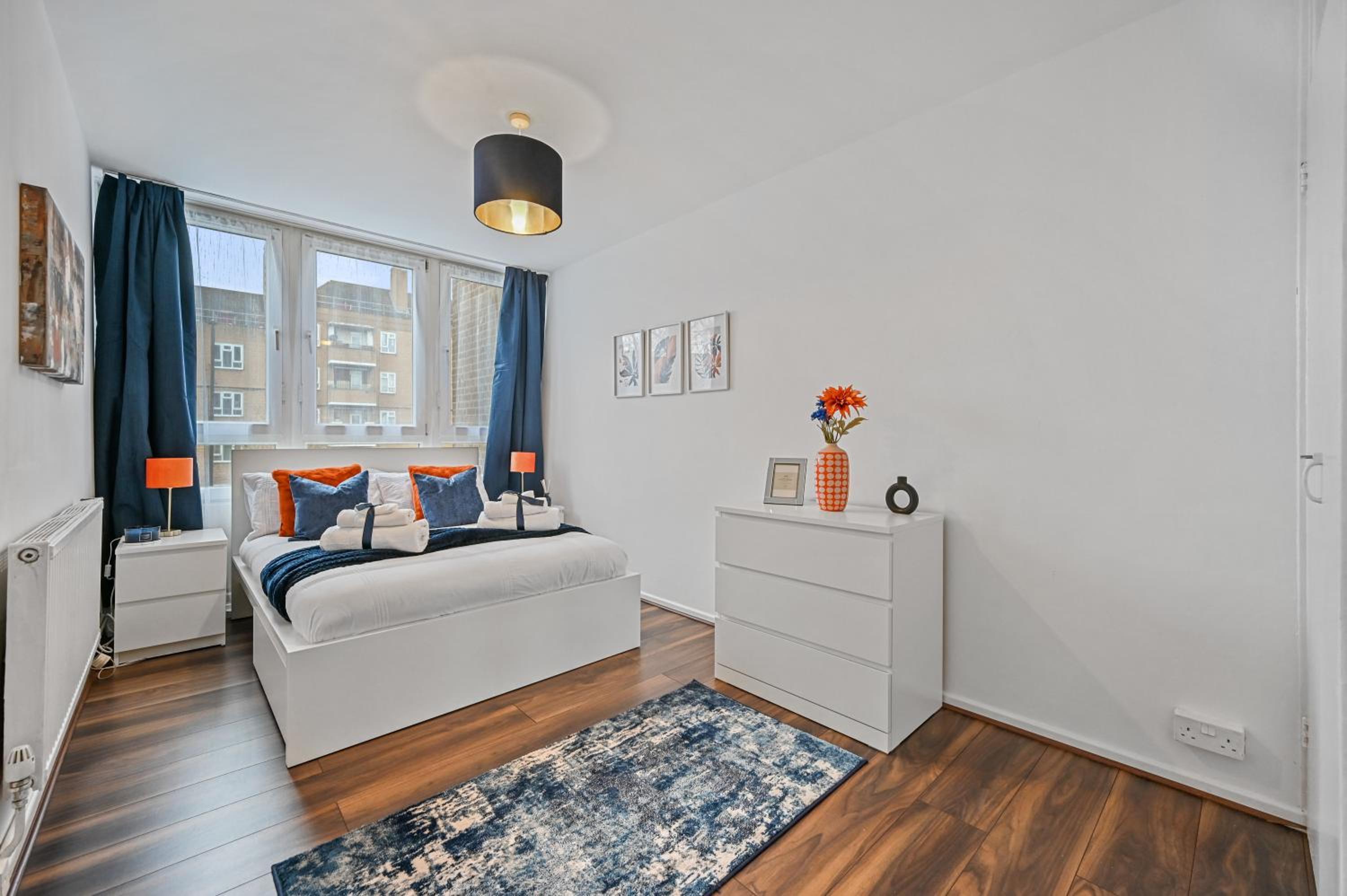 Chic 2-Bed Flat with Workspace, Balcony, Parking