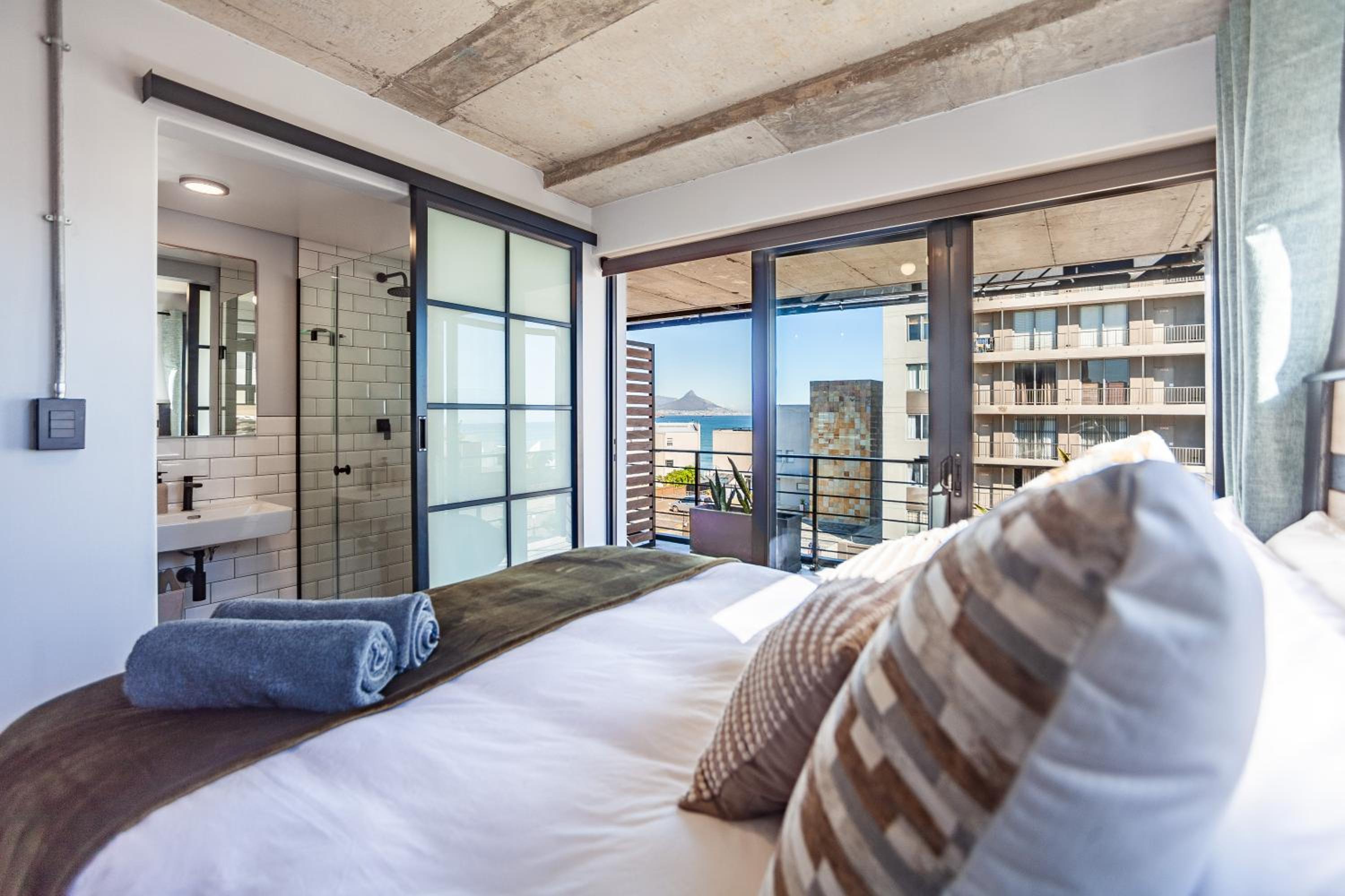 Couples Beachfront Mecca, Blouberg- 13 Manhattan view 2