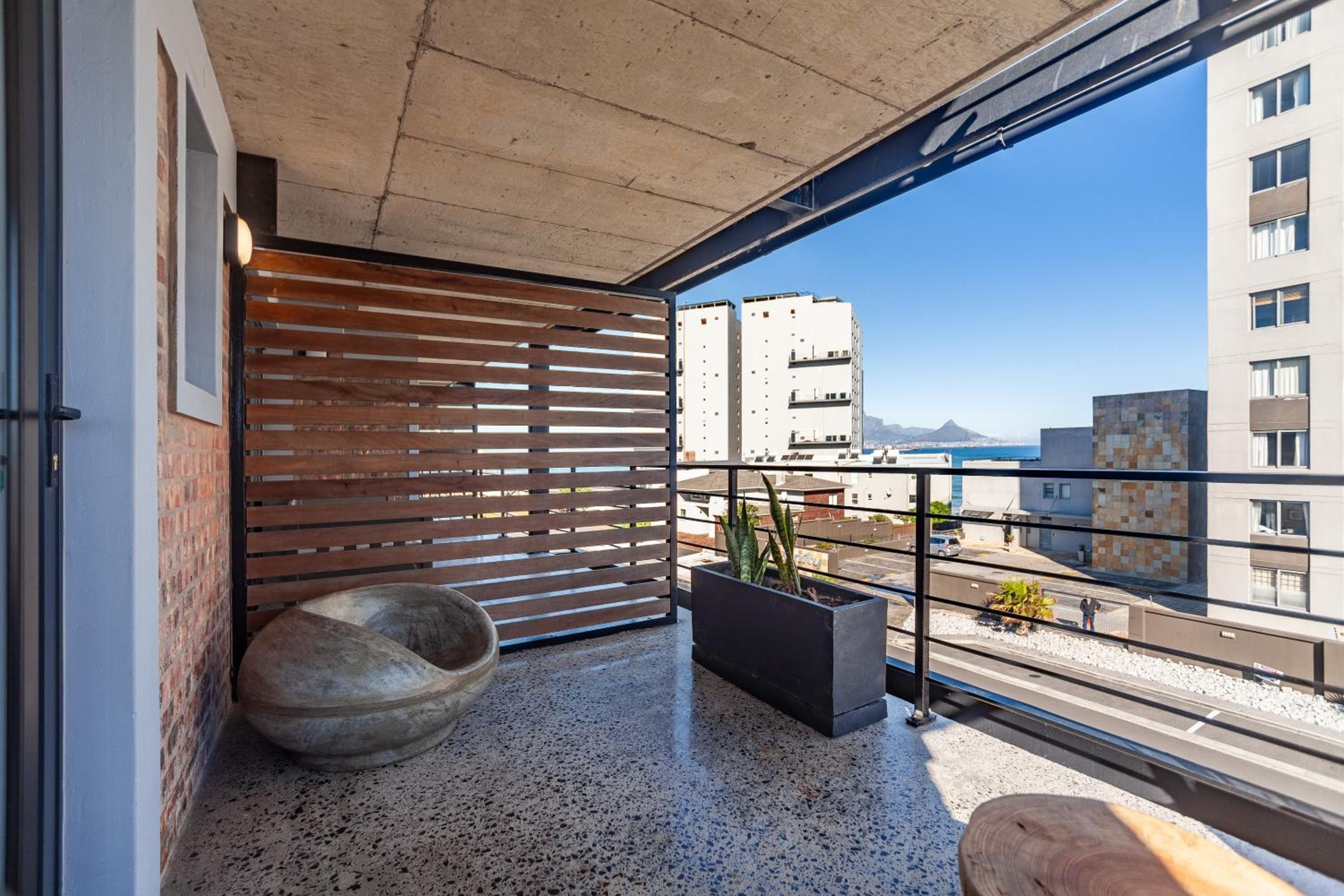 Couples Beachfront Mecca, Blouberg- 13 Manhattan view 3