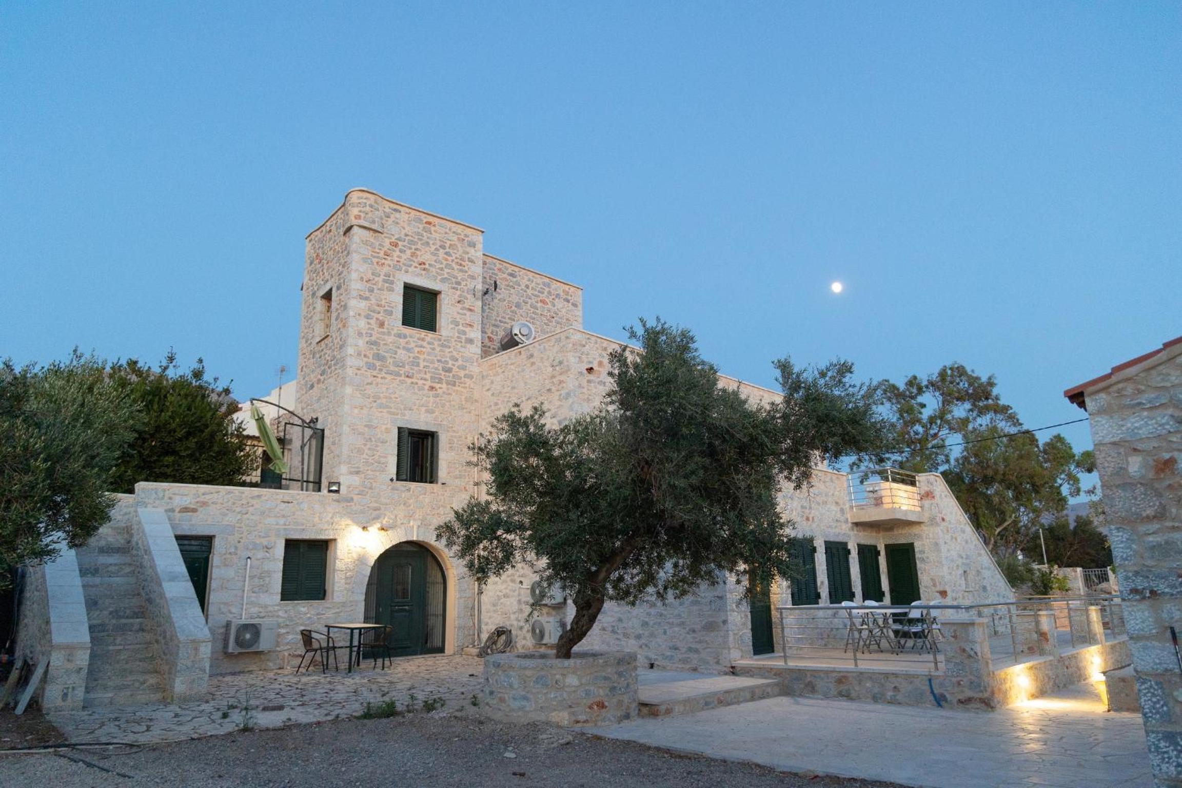 Mani Tsopakas Residences