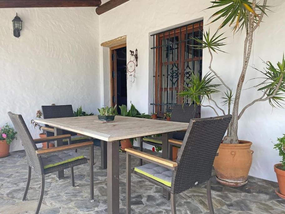 Quinta Mangueta es una casa con piscina en Zahora cerca de la playa view 3