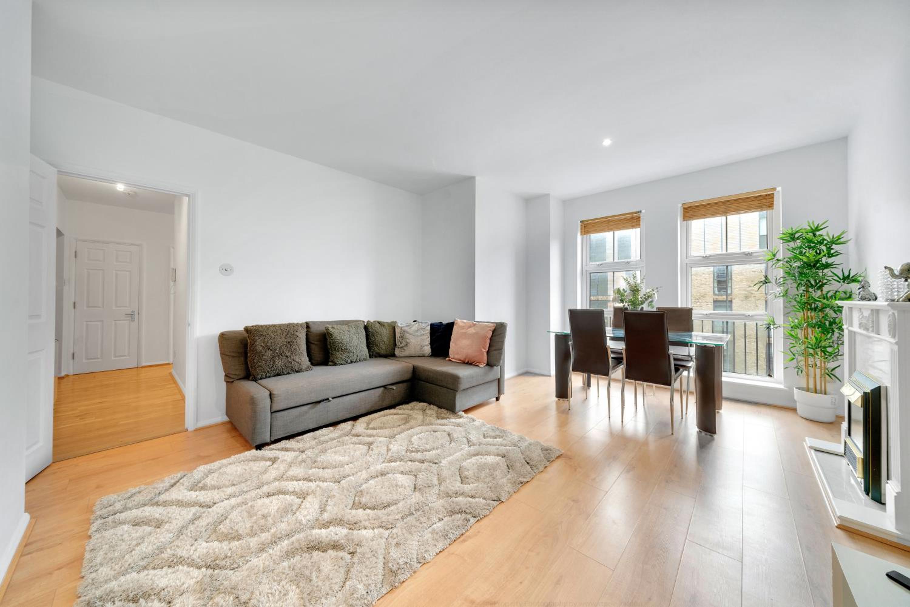 Spacious Two Bedroom Private Apartment in Tower Bridge London Bridge view 5