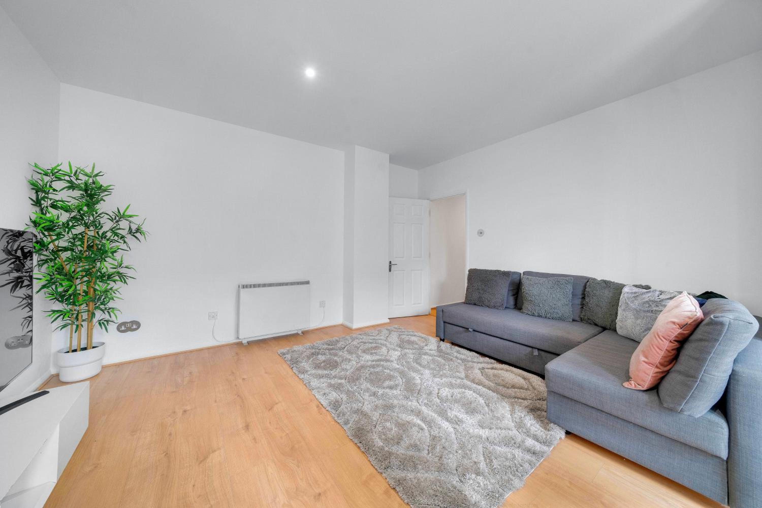 Spacious Two Bedroom Private Apartment in Tower Bridge London Bridge view 3