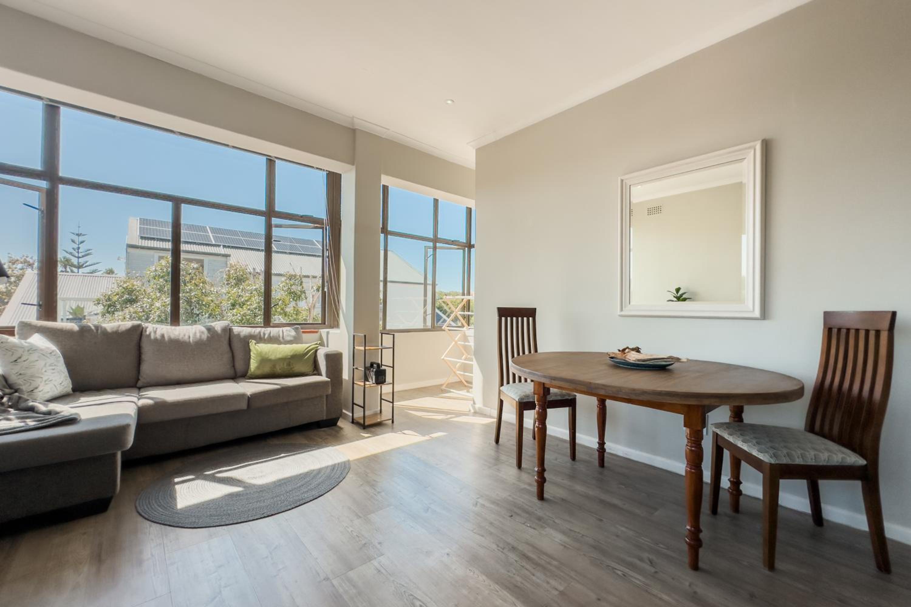 Sunny modern space with Mountain View view 3