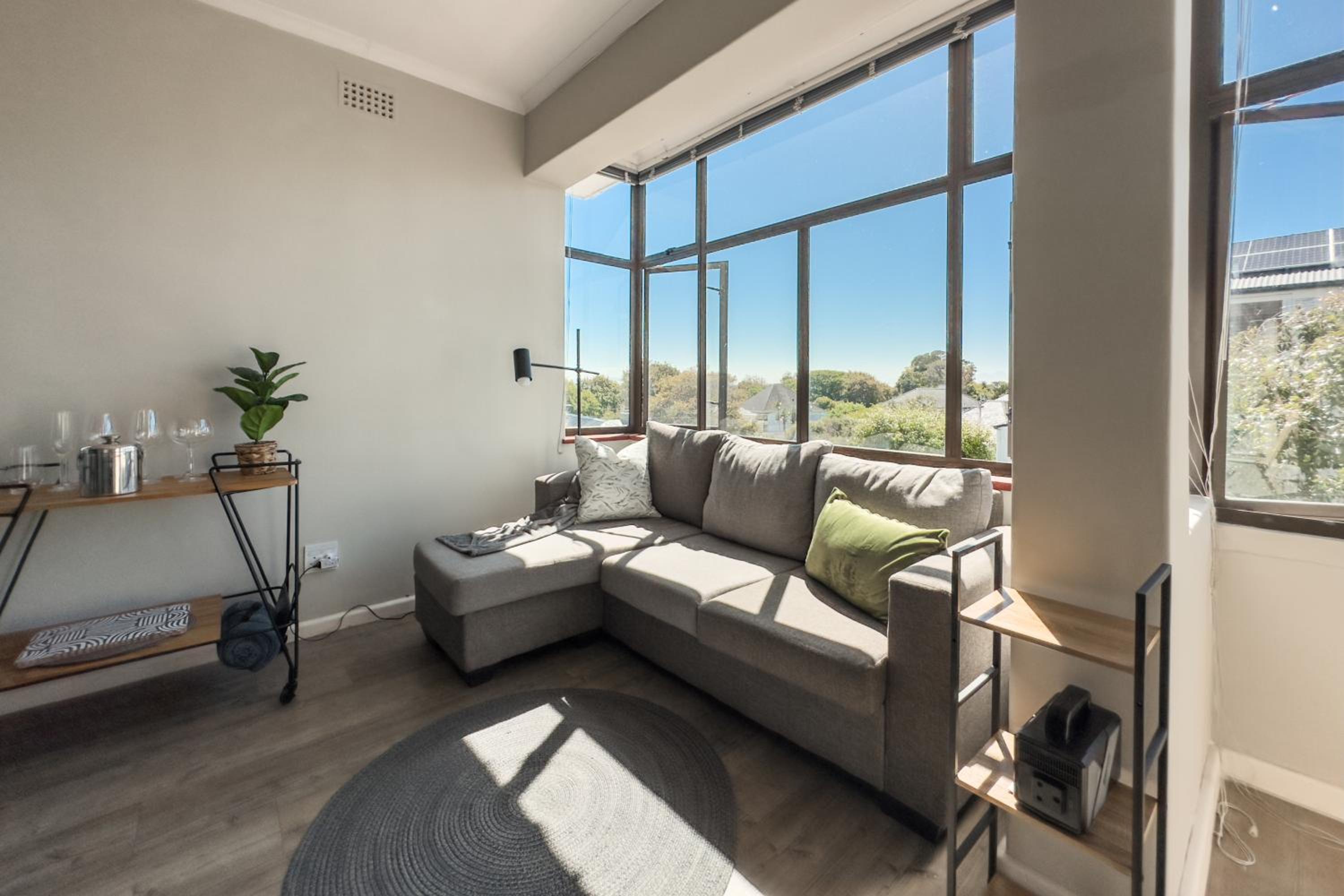 Sunny modern space with Mountain View view 2
