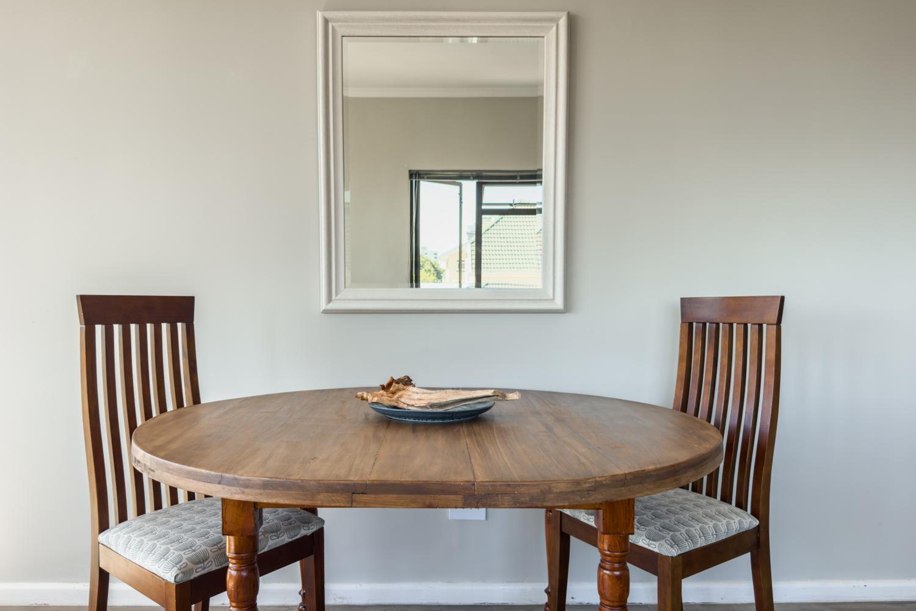 Sunny modern space with Mountain View view 4
