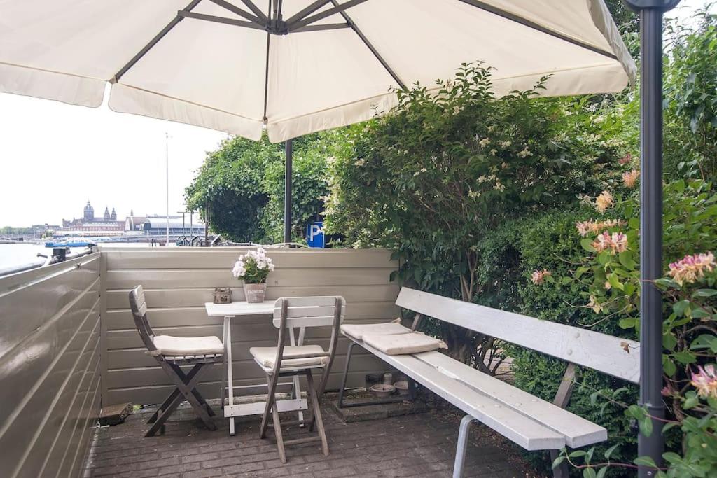 Bed and breakfast private accommodation at Amsterdam Houseboat