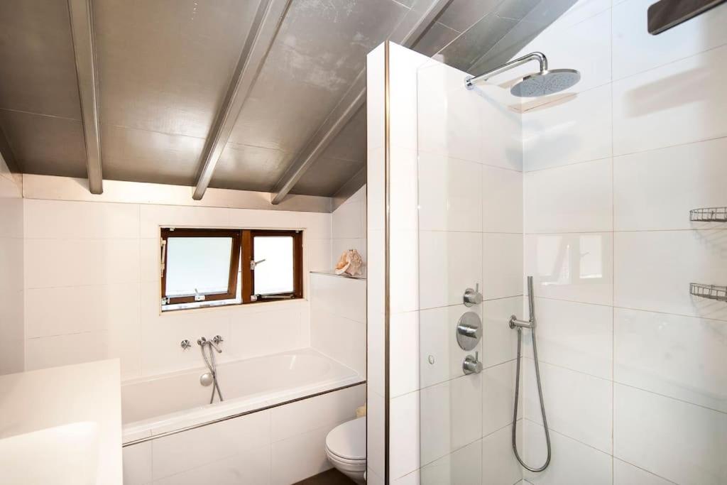 Bed and breakfast private accommodation at Amsterdam Houseboat