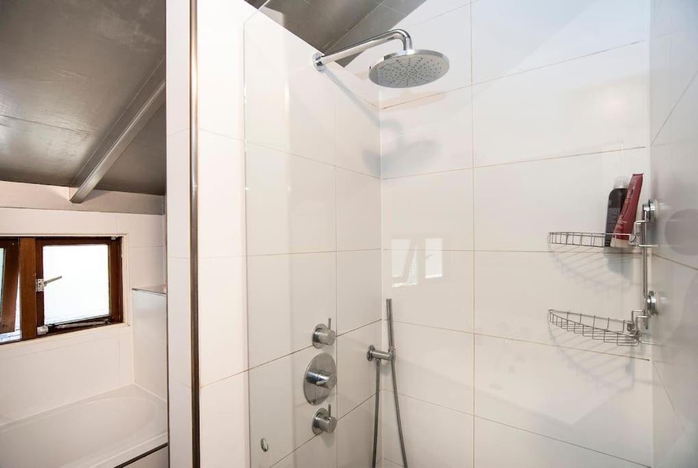 Bed and breakfast private accommodation at Amsterdam Houseboat