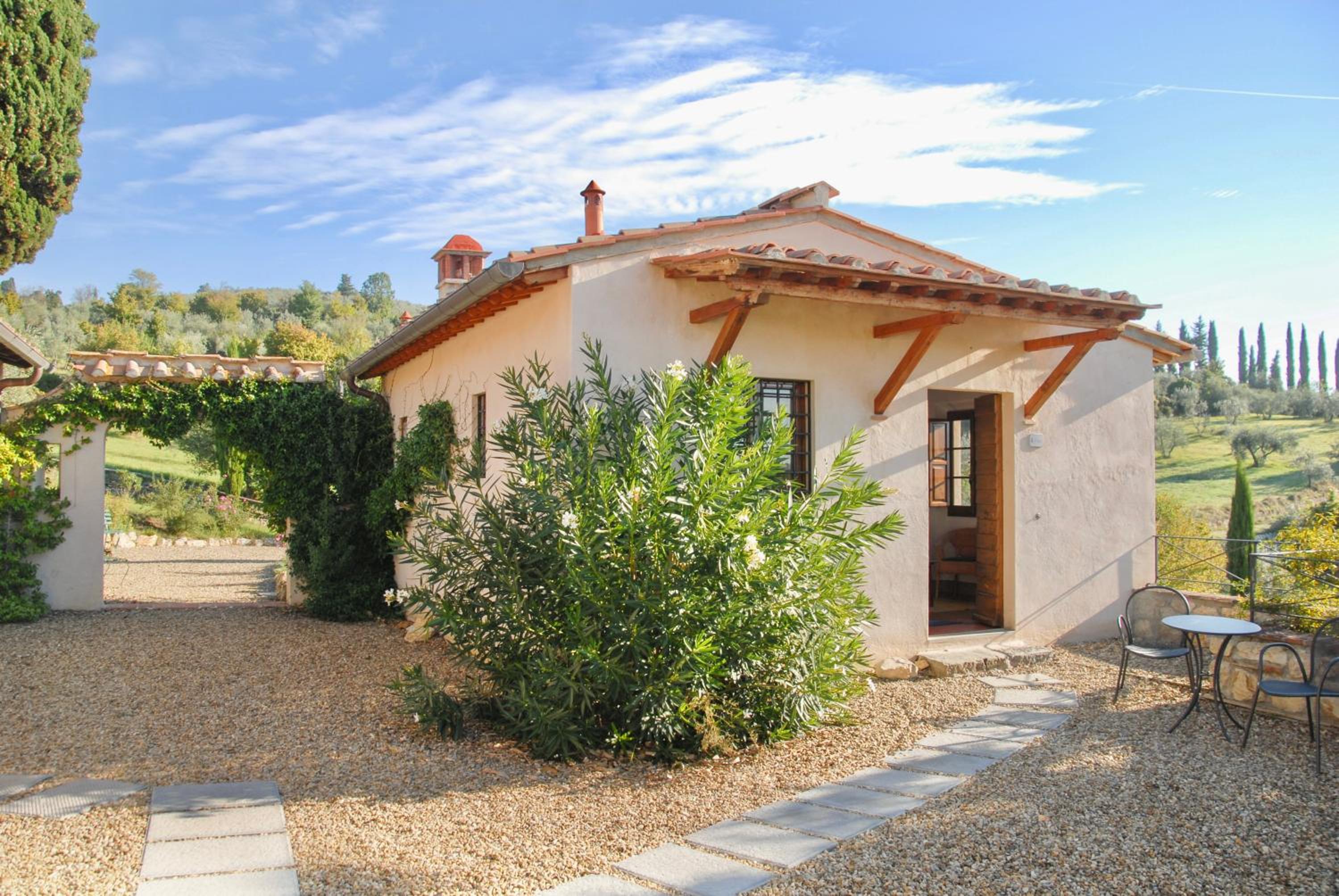 THR-Apartment with 2 beds, air conditoning and private outdoor area in residence with swimming pool not far from Florence