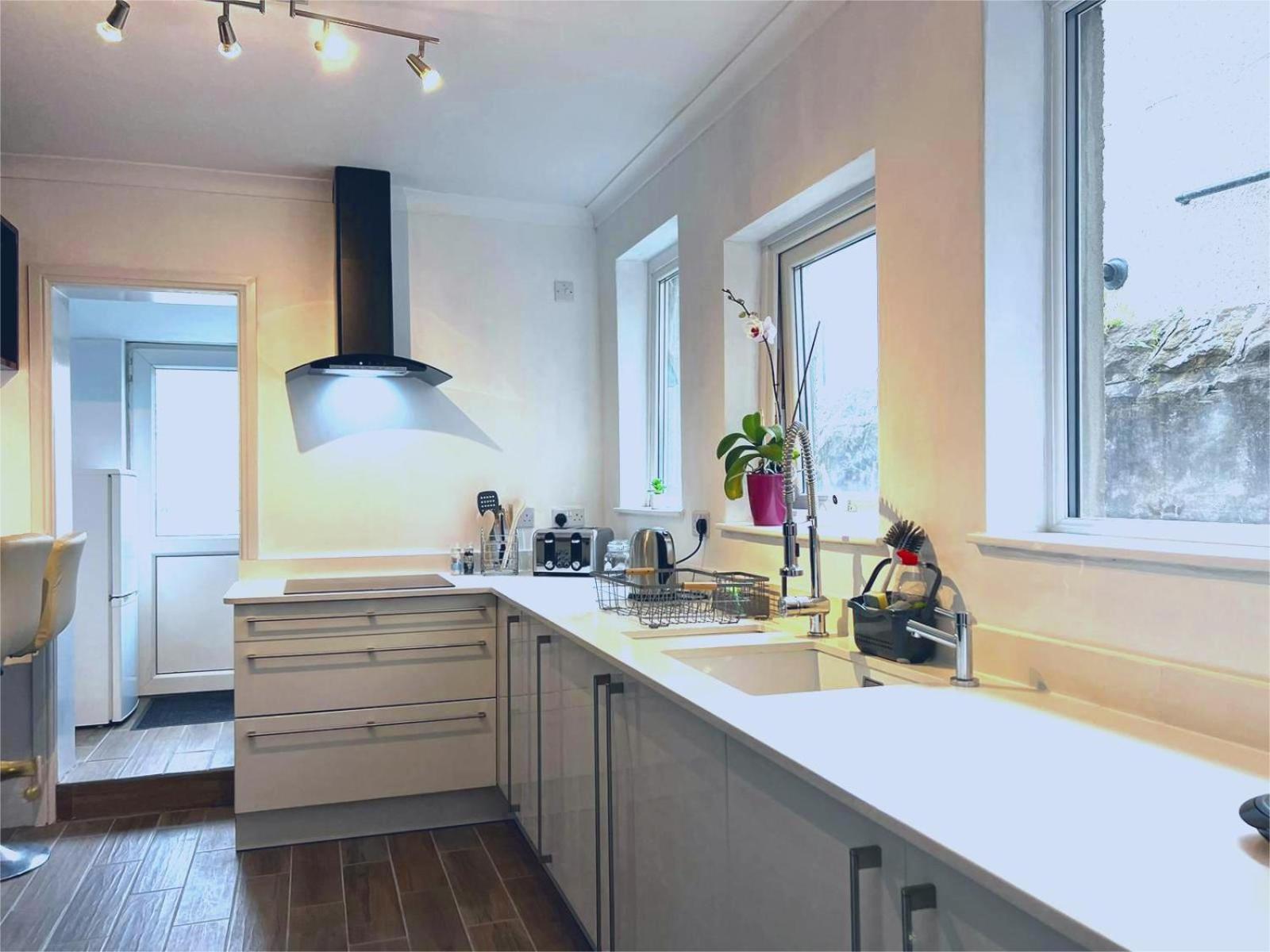 Newly Renovated 3 Bedroom House, 6 beds with 2 showers, near University Town Centre view 2