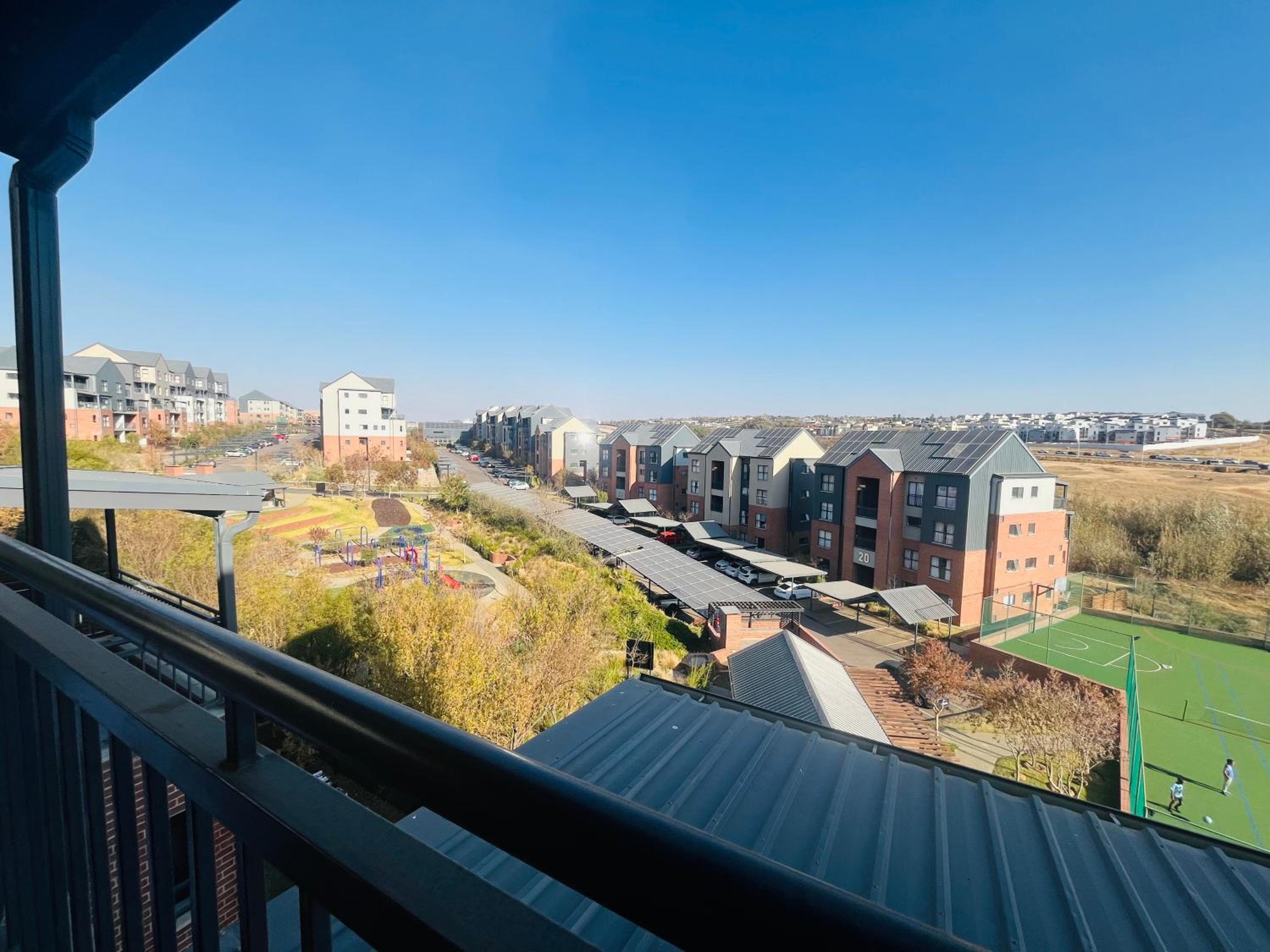 Secure 1 Bedroom Apartment in Midrand, Waterfall City - Lock Up and Go - Free WIFI and Parking - 5 Elizabeth Place view 3