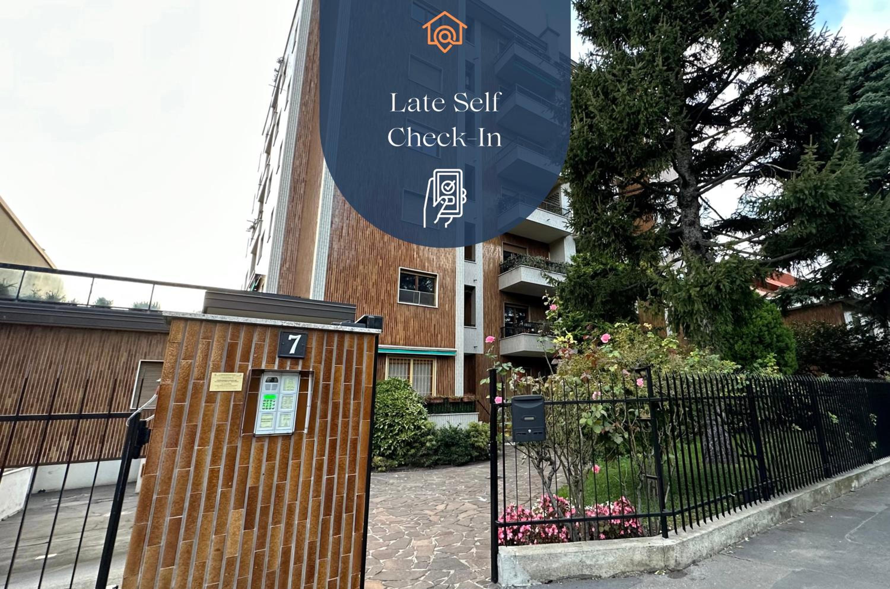 DeHomes - Two bedrooms, terrace, Wi-Fi, Tram to Centre & Rho Fiera