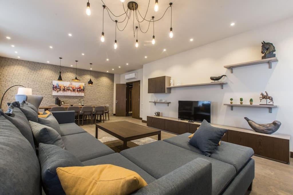 VIP 2-Bedroom Central Apartment - Families