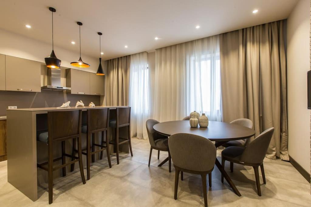 VIP 2-Bedroom Central Apartment - Families