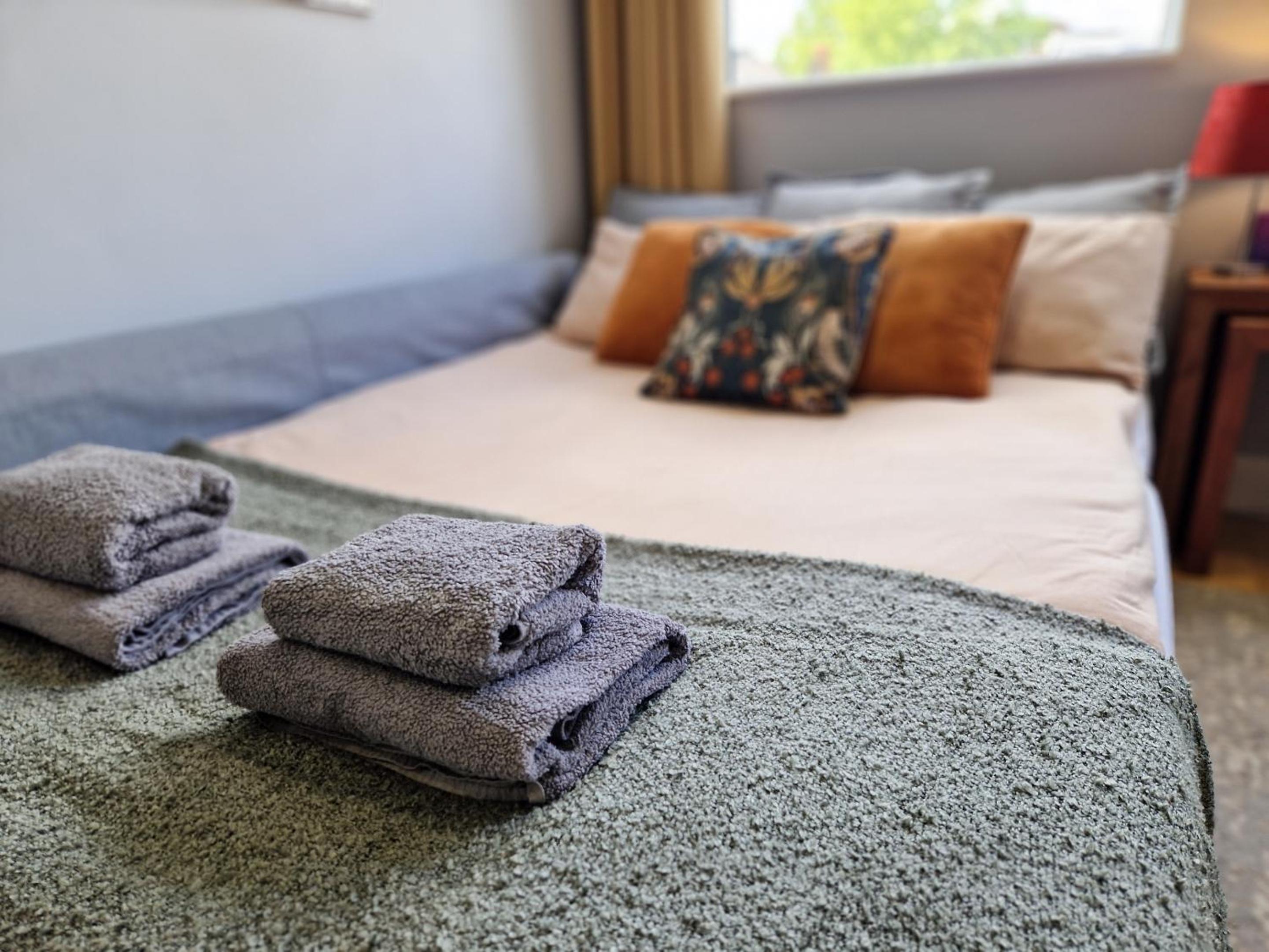 1-bed apartment, Close to Kensington Olympia with Free Wi-Fi & Netflix