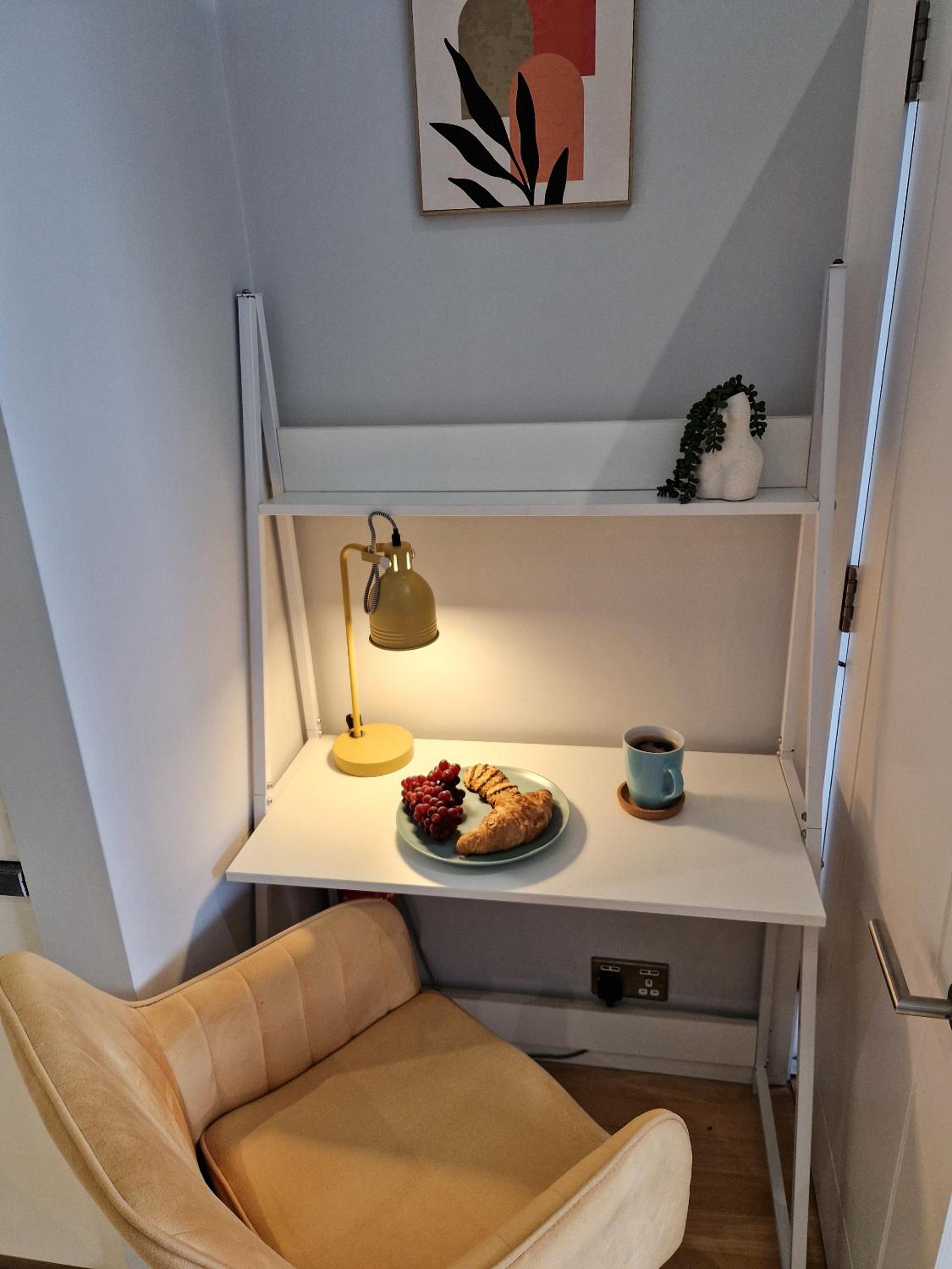 1-bed apartment, Close to Kensington Olympia with Free Wi-Fi & Netflix