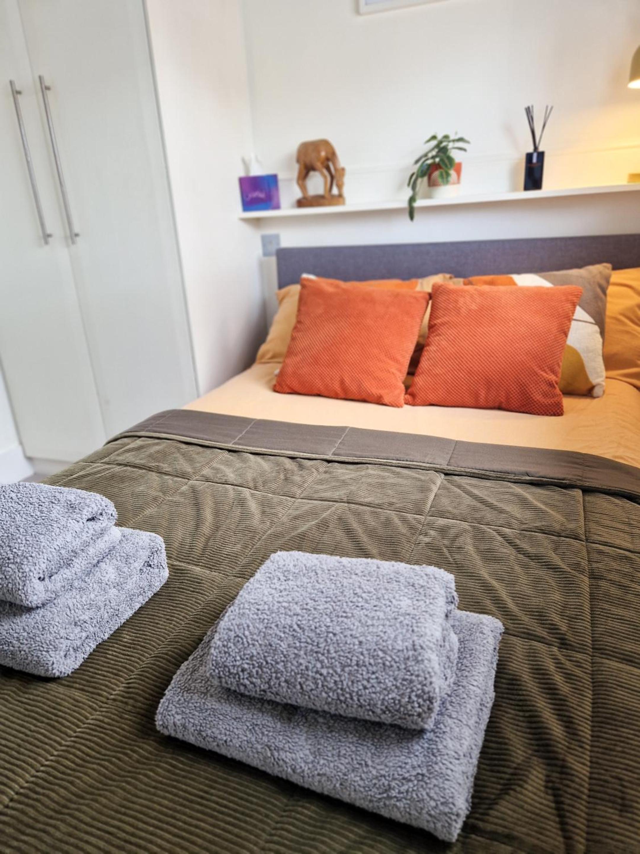 1-bed apartment, Close to Kensington Olympia with Free Wi-Fi & Netflix