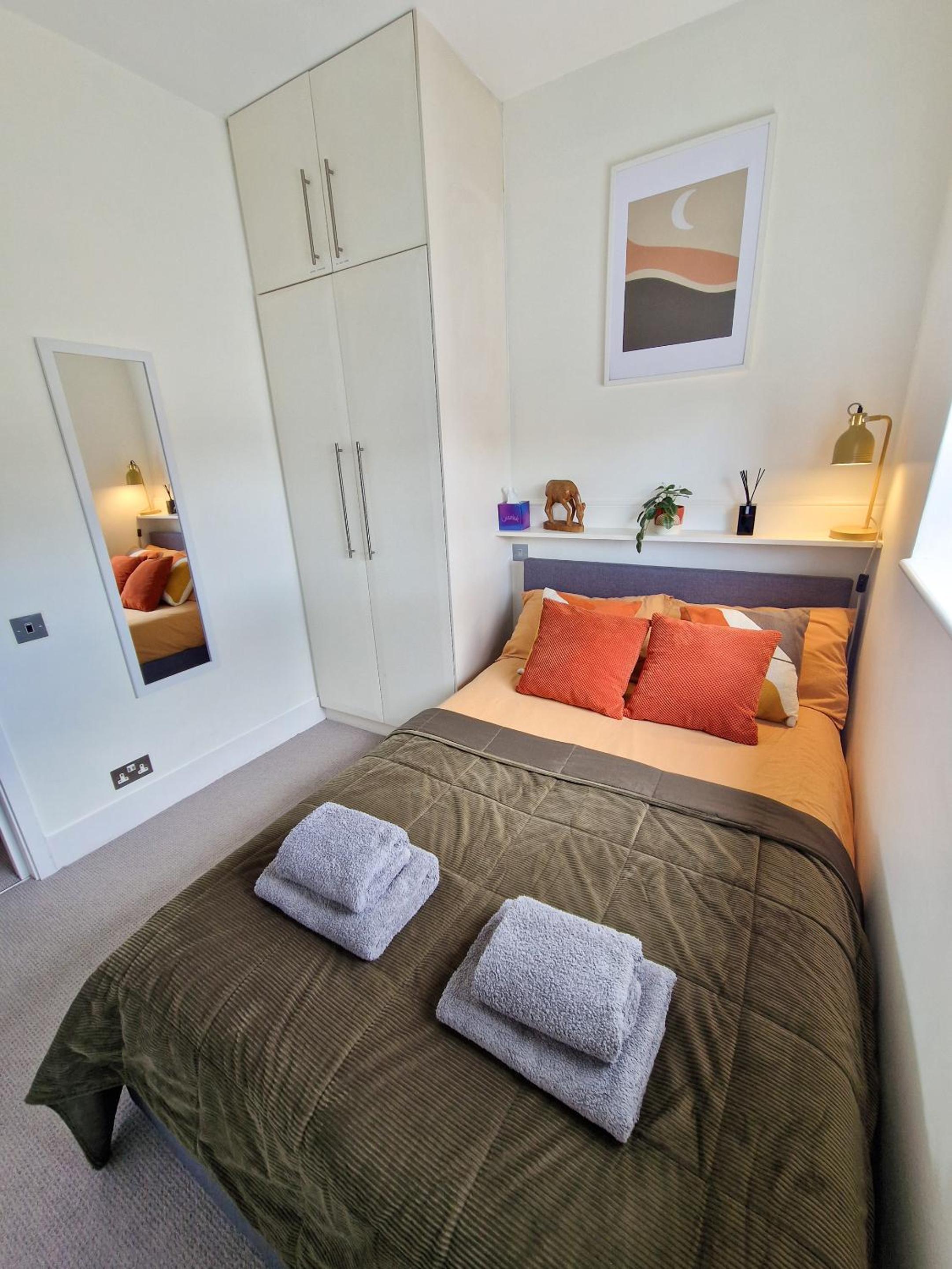 1-bed apartment, Close to Kensington Olympia with Free Wi-Fi & Netflix