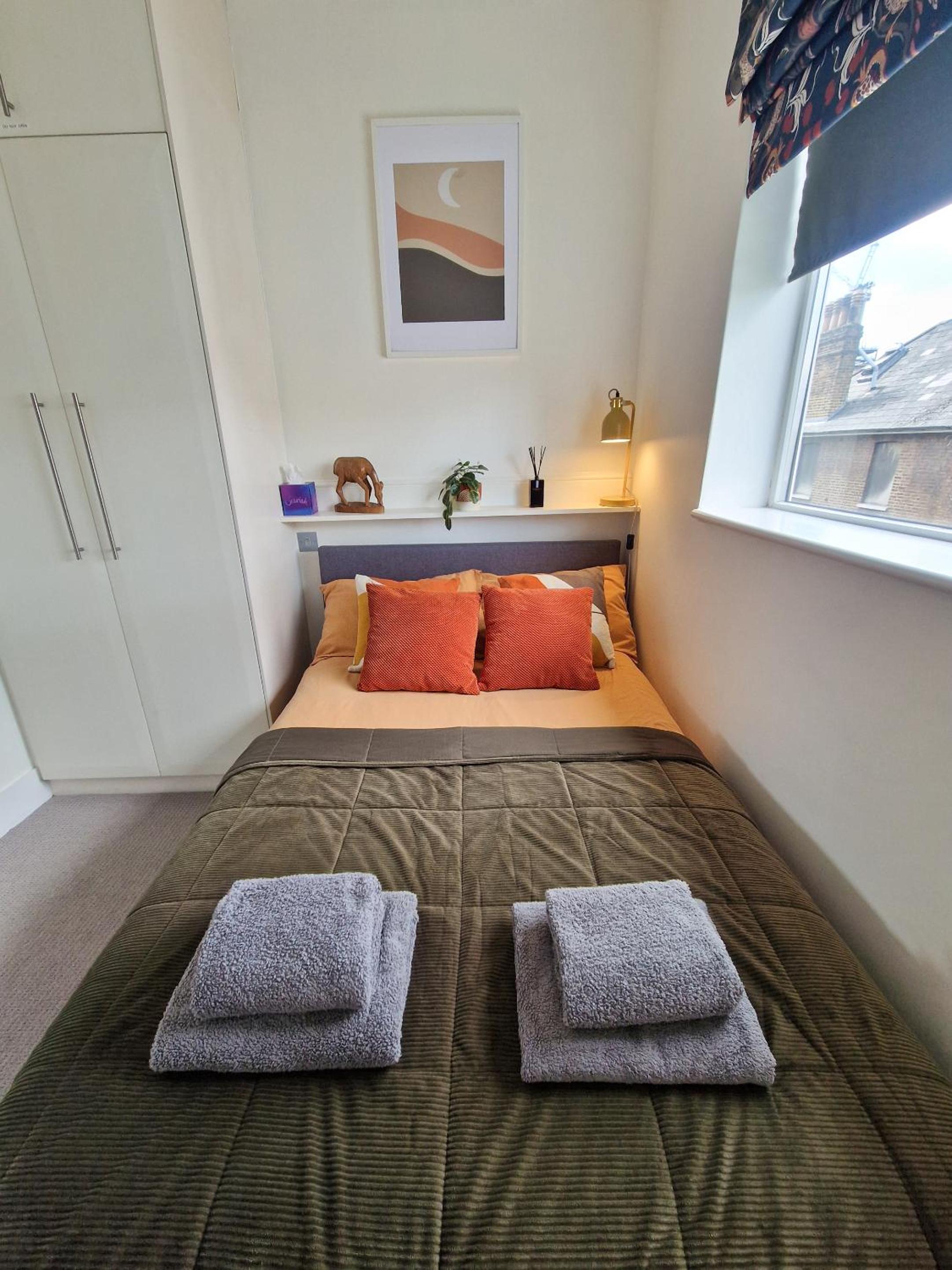 1-bed apartment, Close to Kensington Olympia with Free Wi-Fi & Netflix