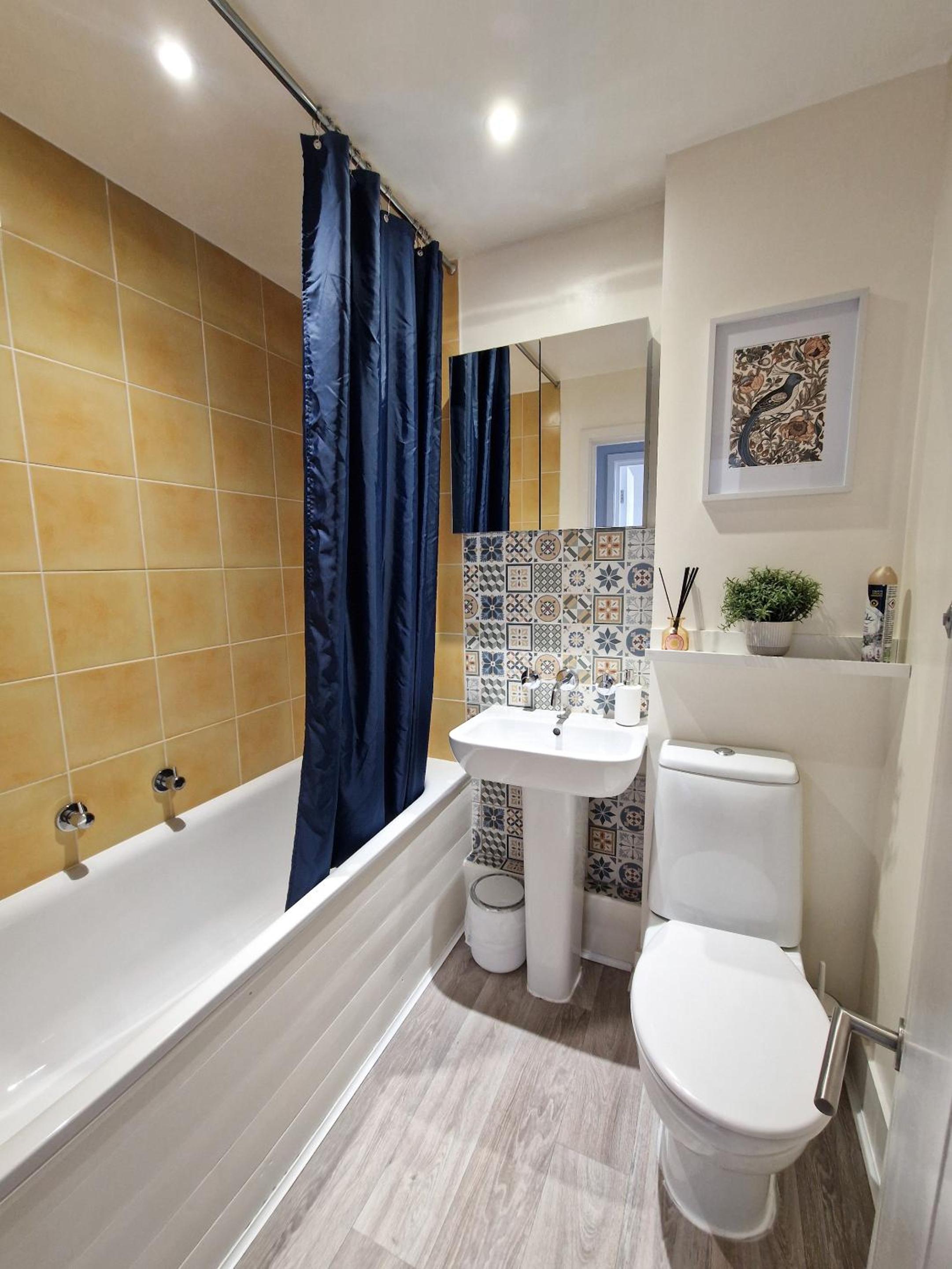 1-bed apartment, Close to Kensington Olympia with Free Wi-Fi & Netflix