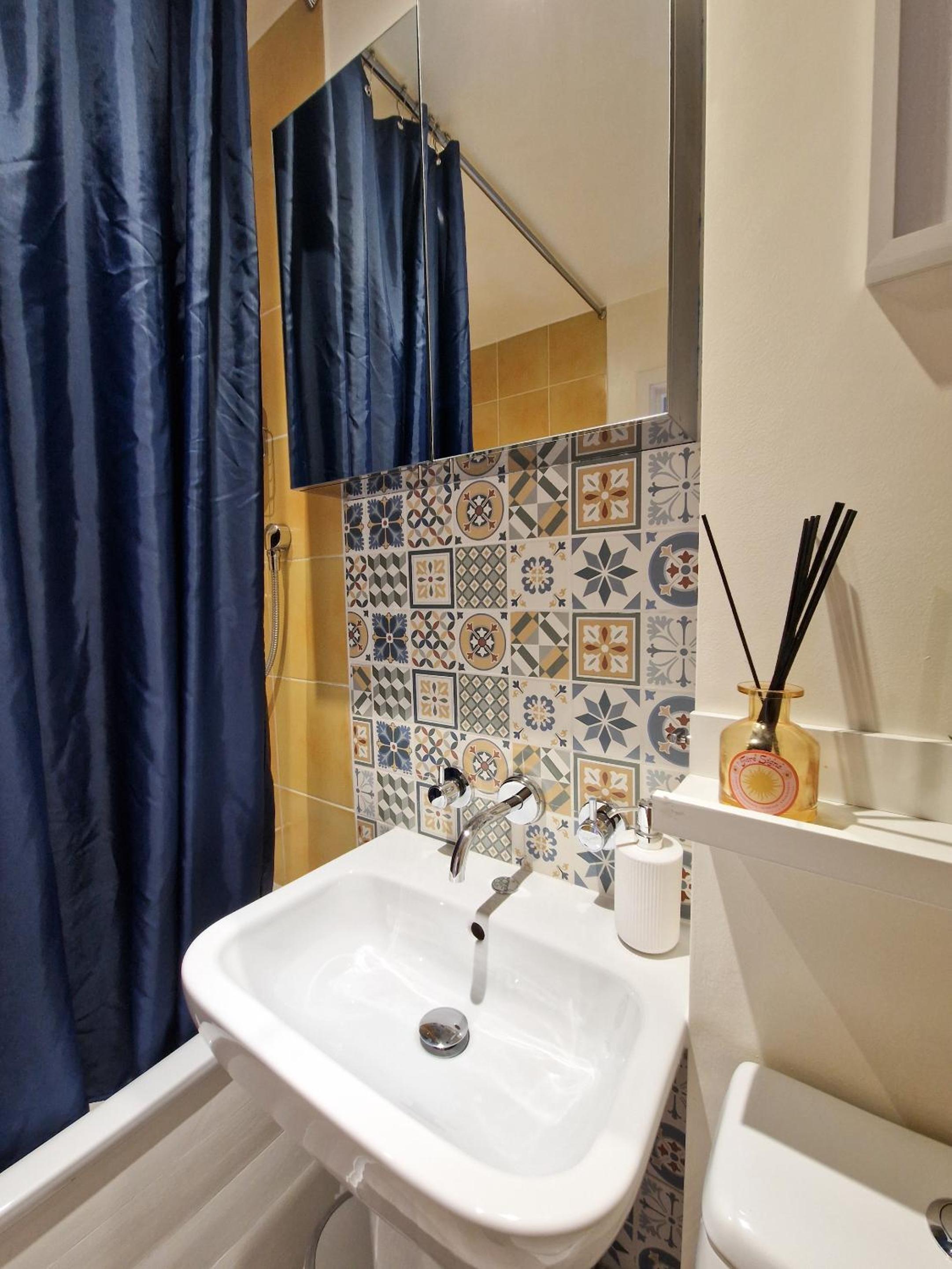 1-bed apartment, Close to Kensington Olympia with Free Wi-Fi & Netflix