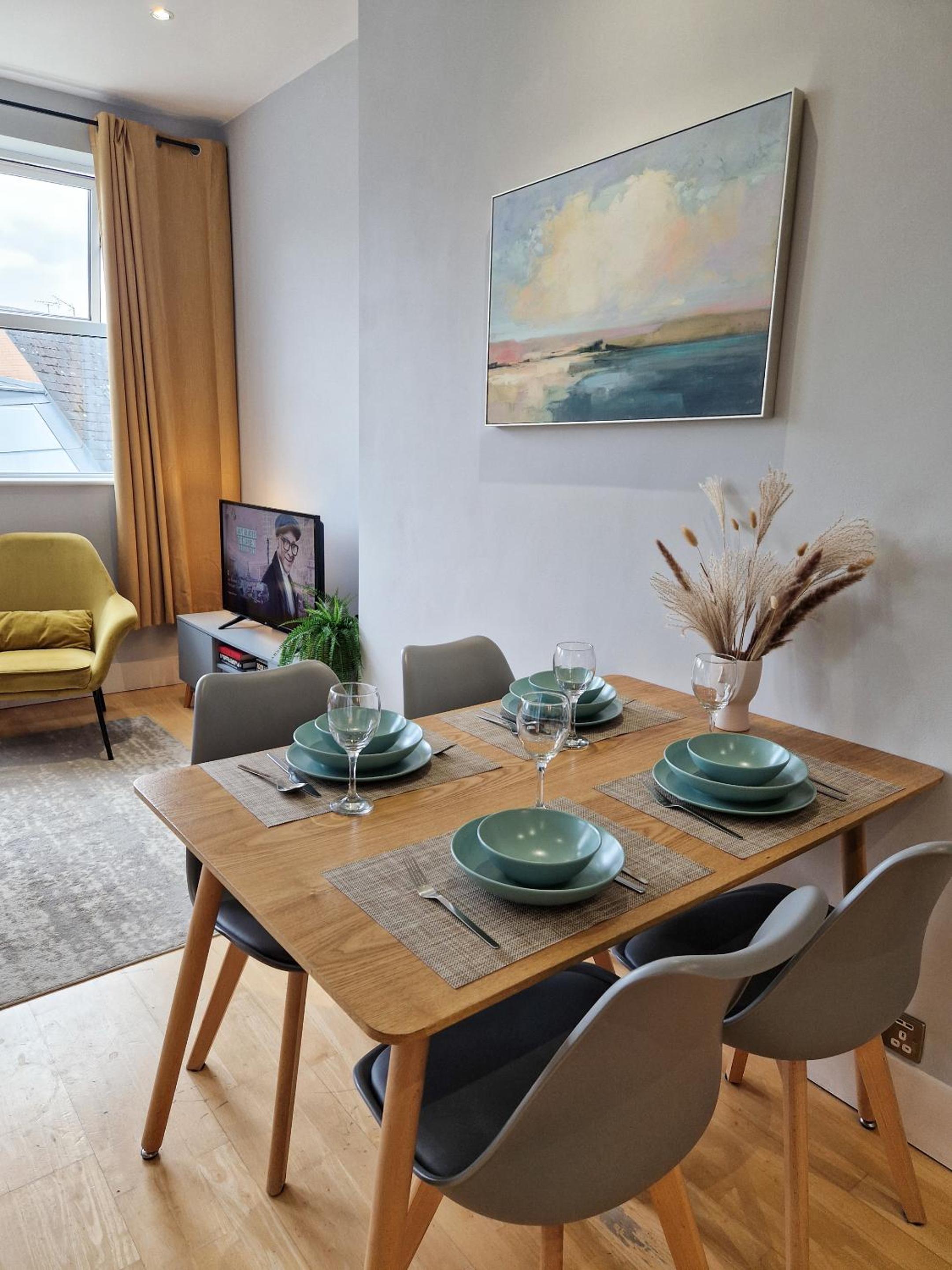 1-bed apartment, Close to Kensington Olympia with Free Wi-Fi & Netflix