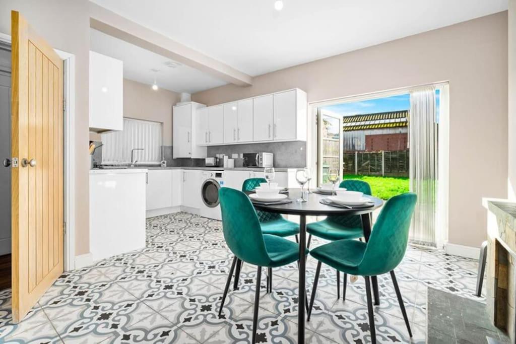 Cozy 3-bed house ideal for families and contractors with Netflix 7 miles for Birmingham City Centre view 5