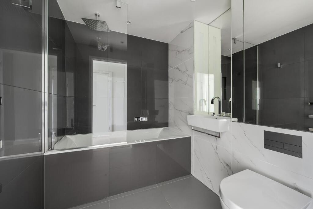High level near Canary Wharf-O2-Excel-London Bridge-Waterloo-Westminster-Bond street