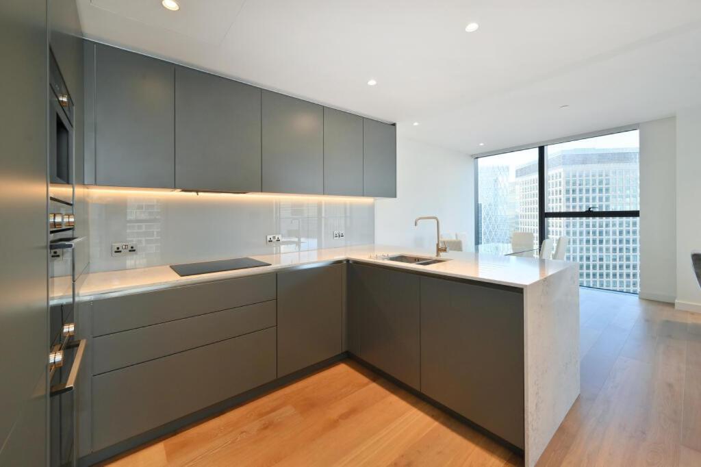 High level near Canary Wharf-O2-Excel-London Bridge-Waterloo-Westminster-Bond street