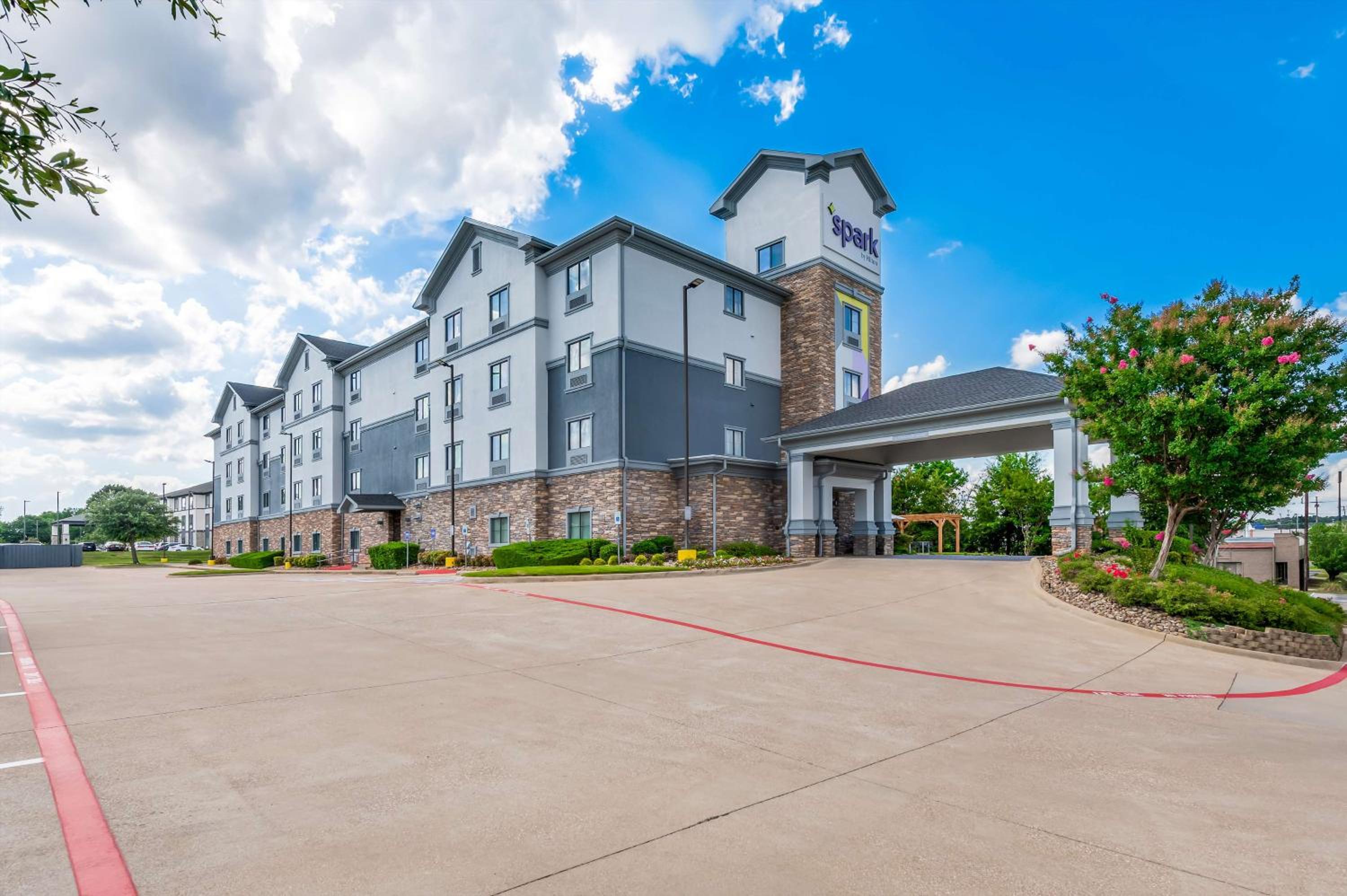 Marshall Vacations - Spark By Hilton Longview - Property Image 1