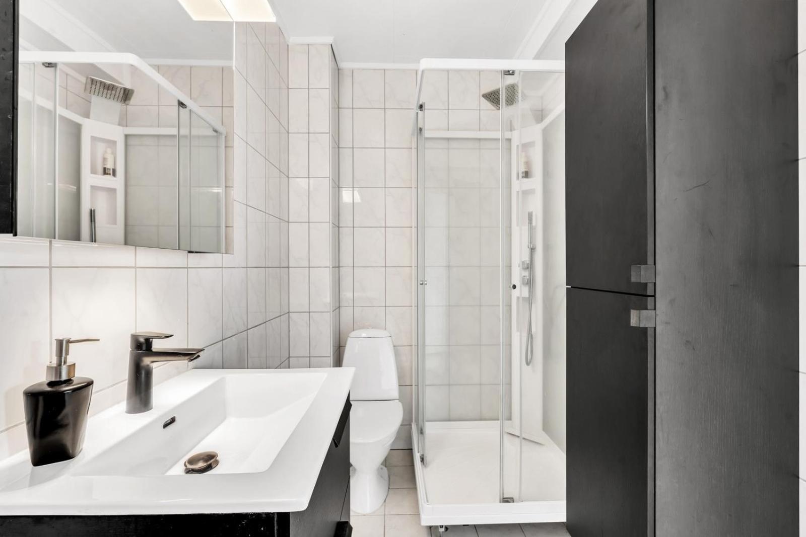 Apartment downtown with queensize bed and parking view 5