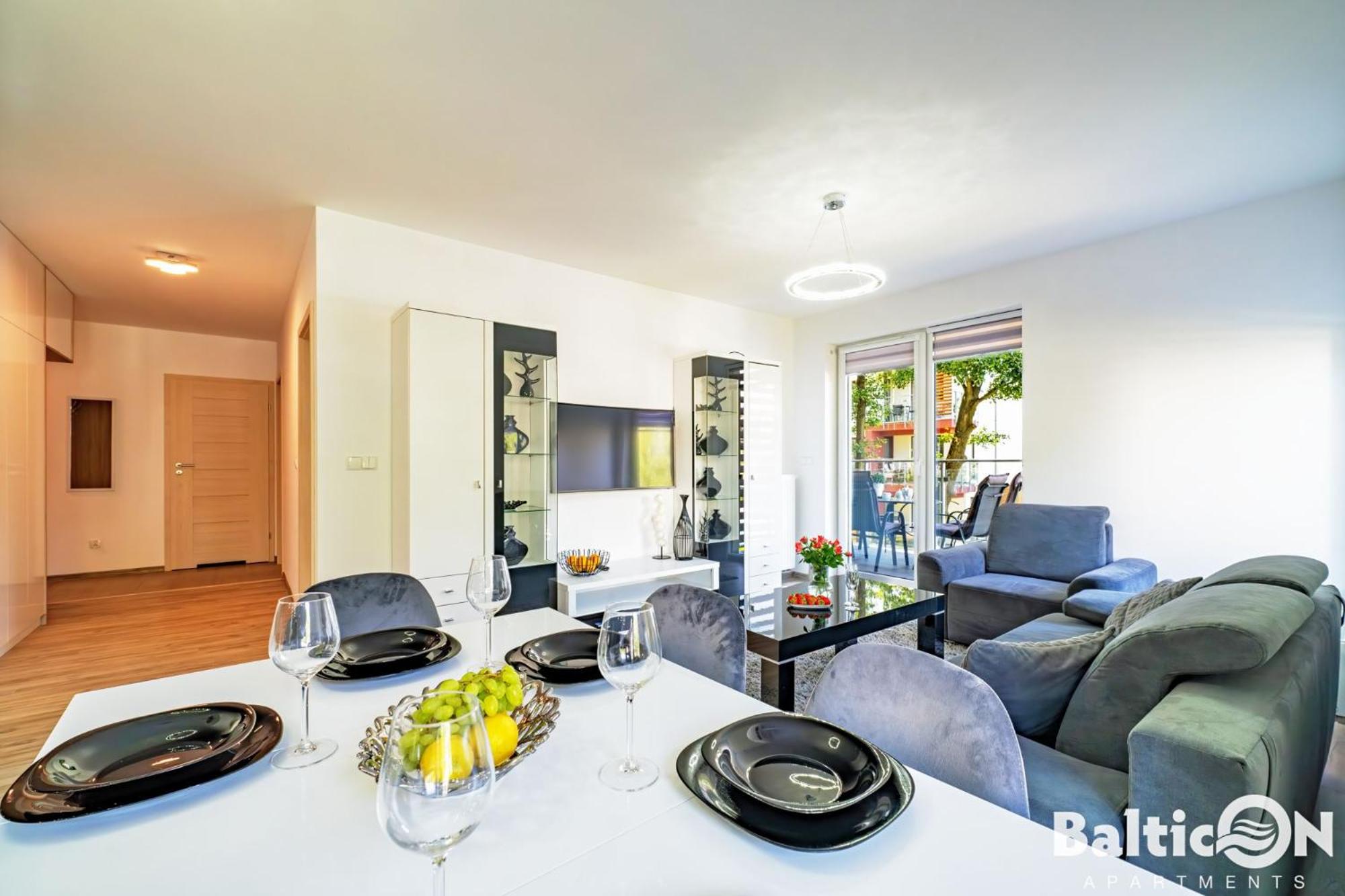 Apartamenty BalticON Polanki - Sauna, Fitness inclusive - Basen latem, Pool im Sommer