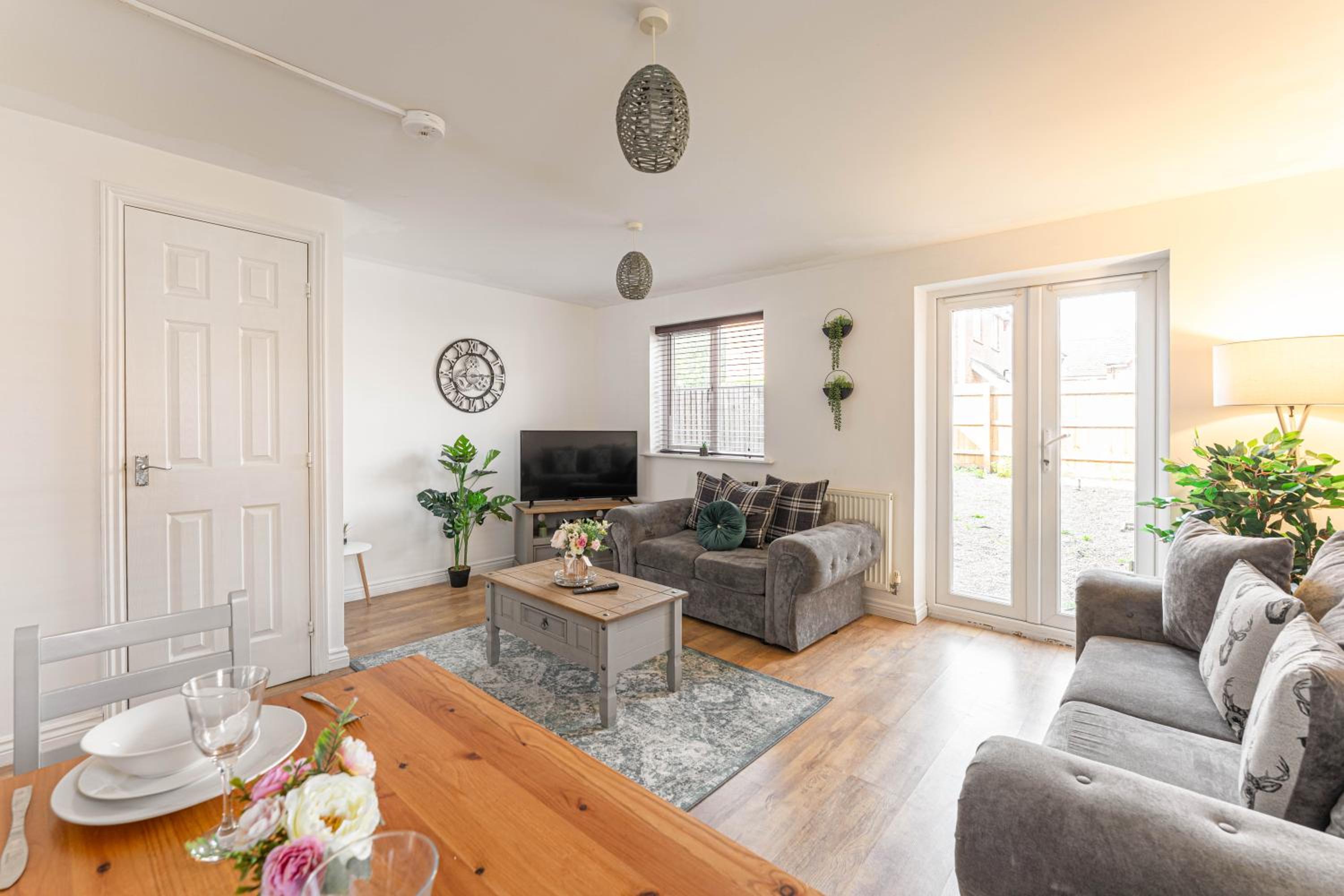 Townhouse in Rugby with Garden and Free Parking view 2