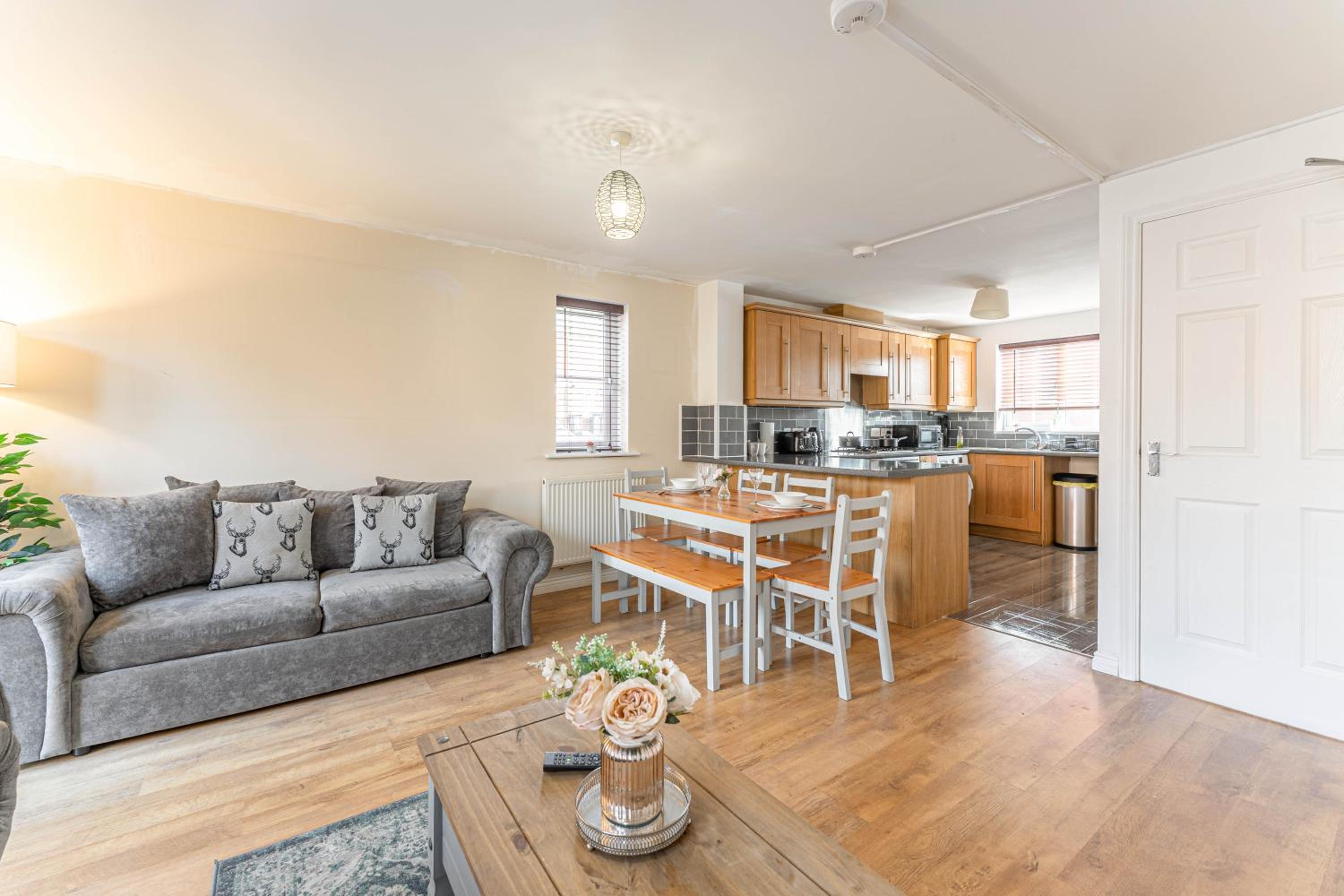 Townhouse in Rugby with Garden and Free Parking view 4