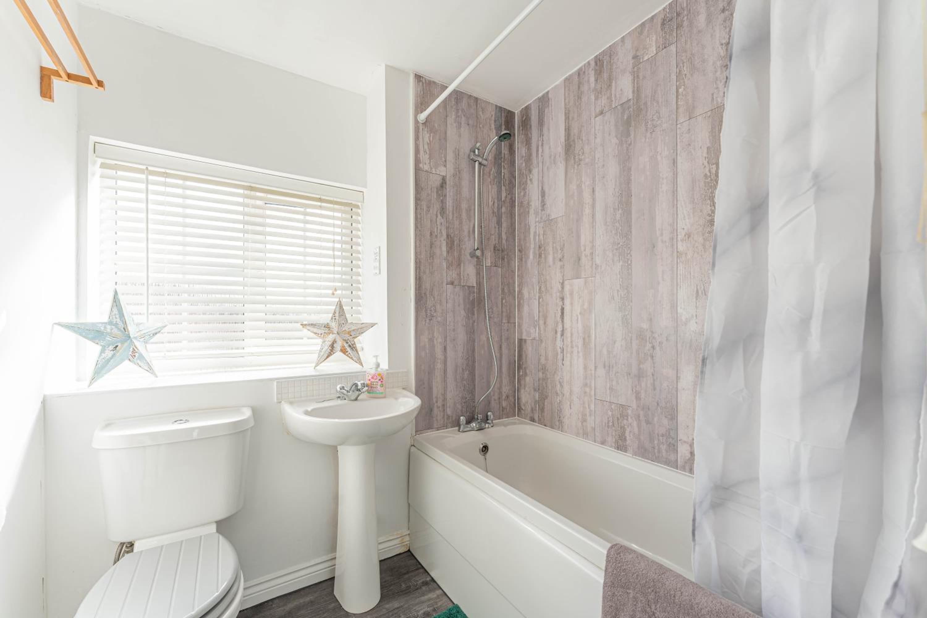 Townhouse in Rugby with Garden and Free Parking view 5