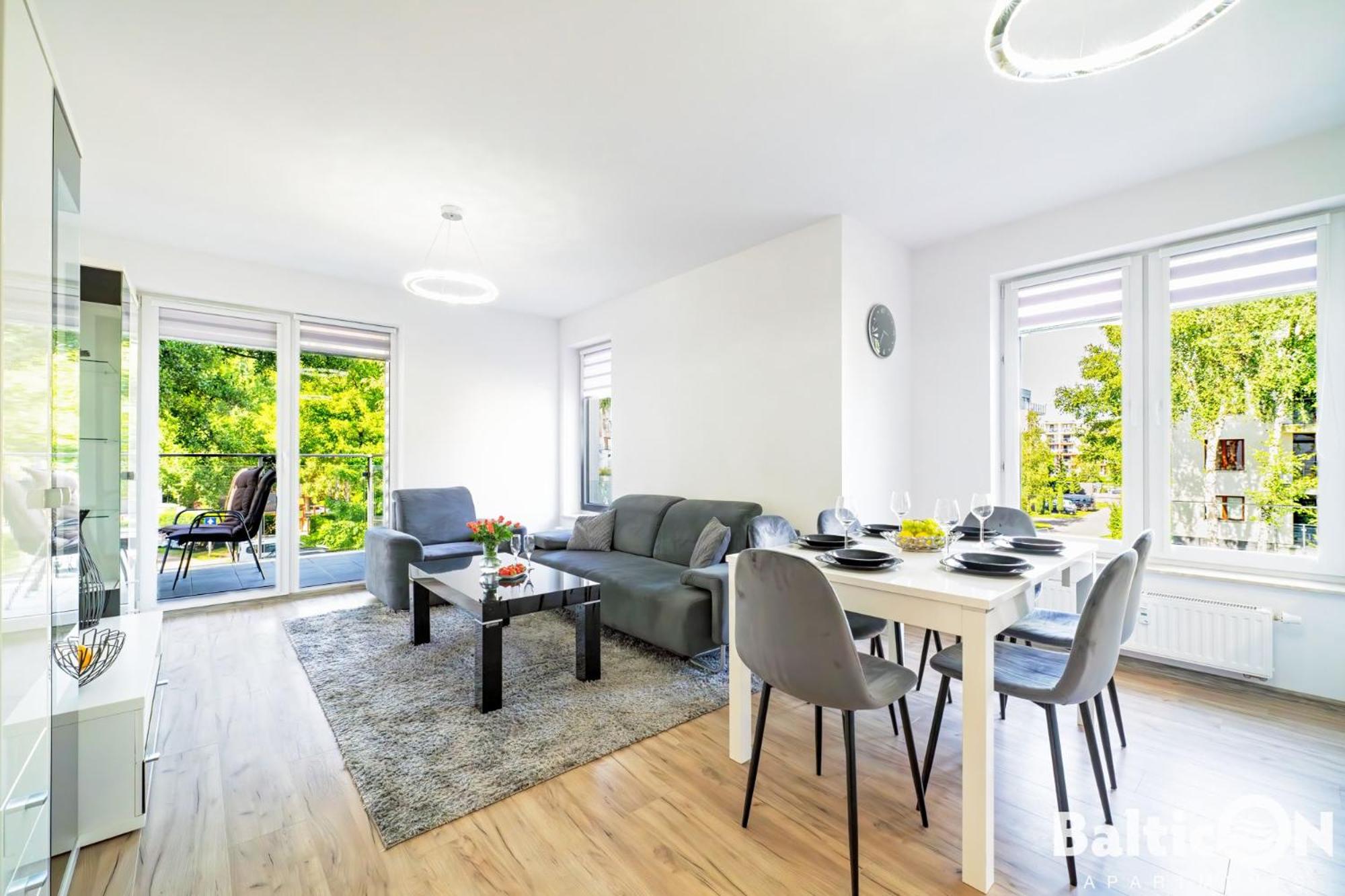 Apartamenty BalticON Polanki - Sauna, Fitness inclusive - Basen latem, Pool im Sommer