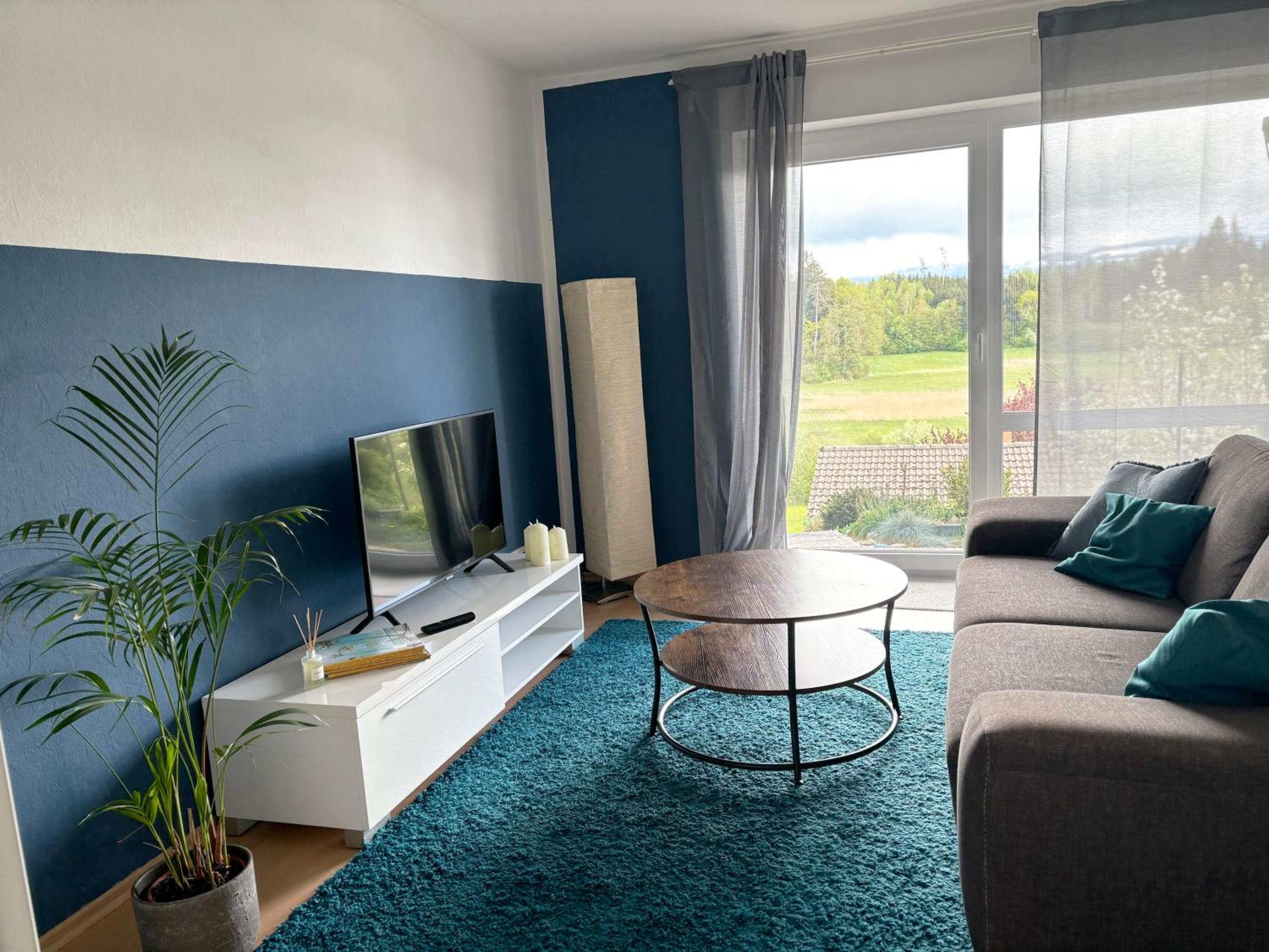 Panorama-Haus Ferienwohnung SÄNTIS - Schlafzimmer, Wohnzimmer, Küche, Bad, Sonnenterrasse mit Bergblick im Garten