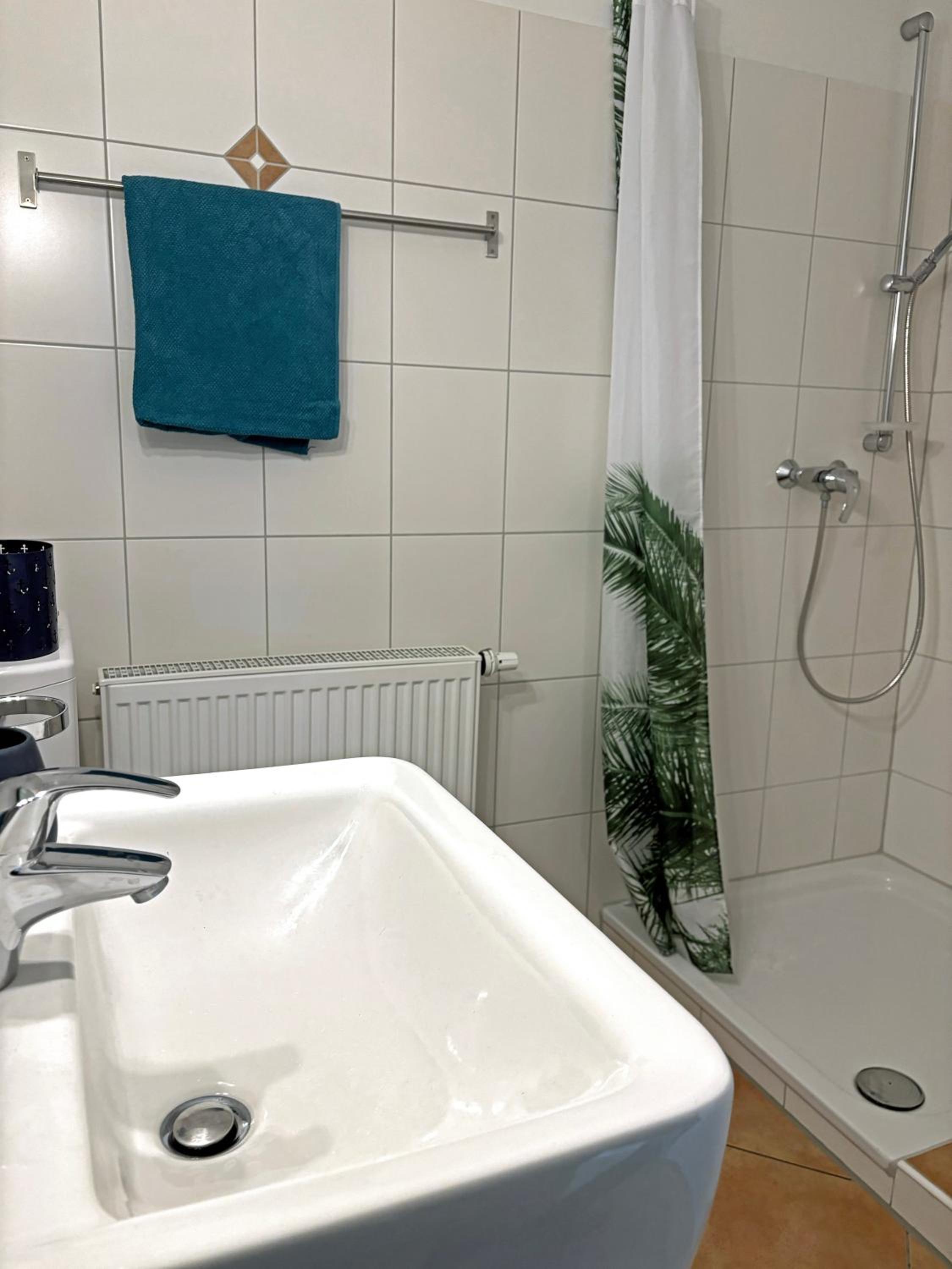 Panorama-Haus Ferienwohnung SÄNTIS - Schlafzimmer, Wohnzimmer, Küche, Bad, Sonnenterrasse mit Bergblick im Garten