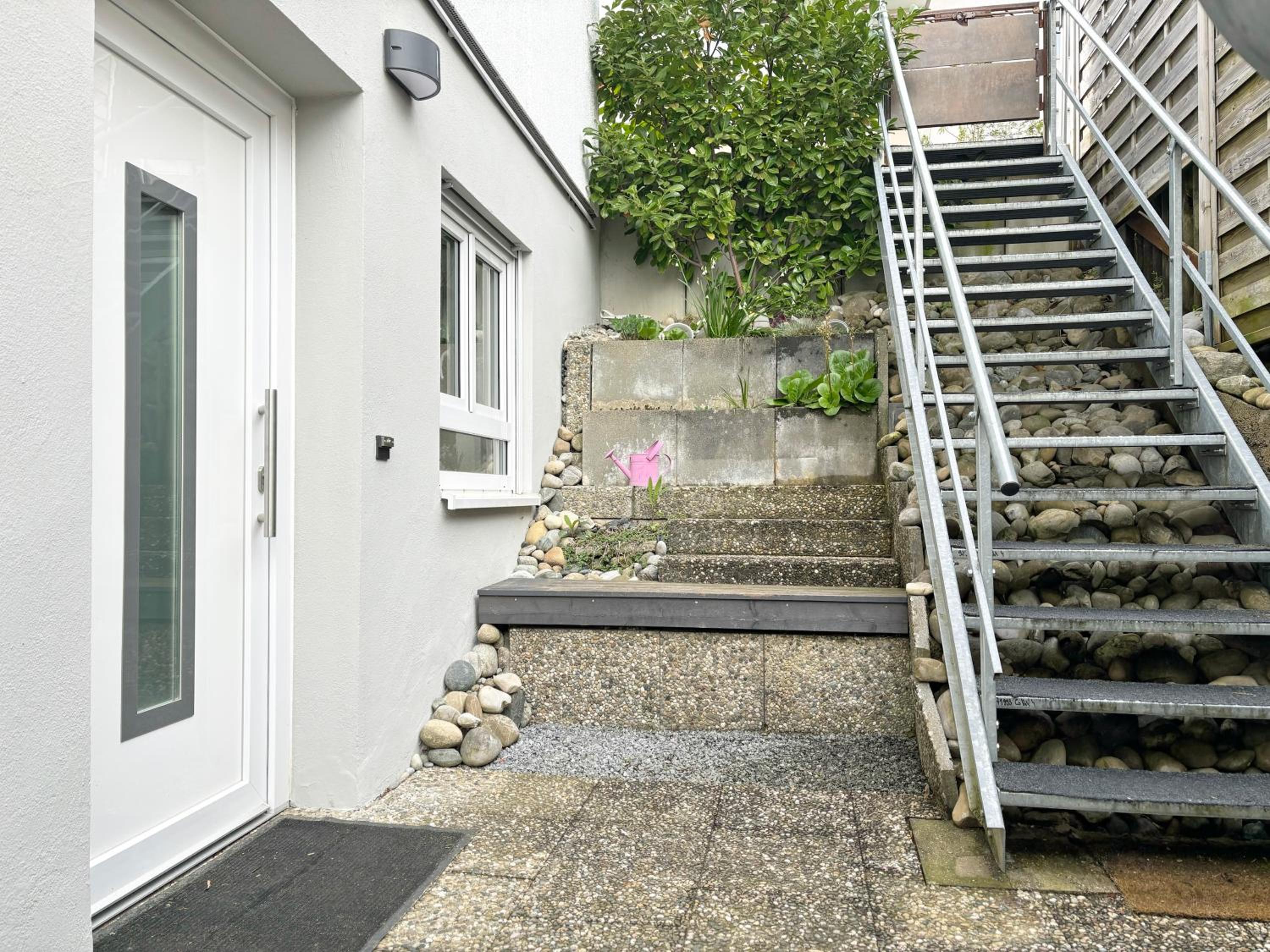 Panorama-Haus Ferienwohnung SÄNTIS - Schlafzimmer, Wohnzimmer, Küche, Bad, Sonnenterrasse mit Bergblick im Garten